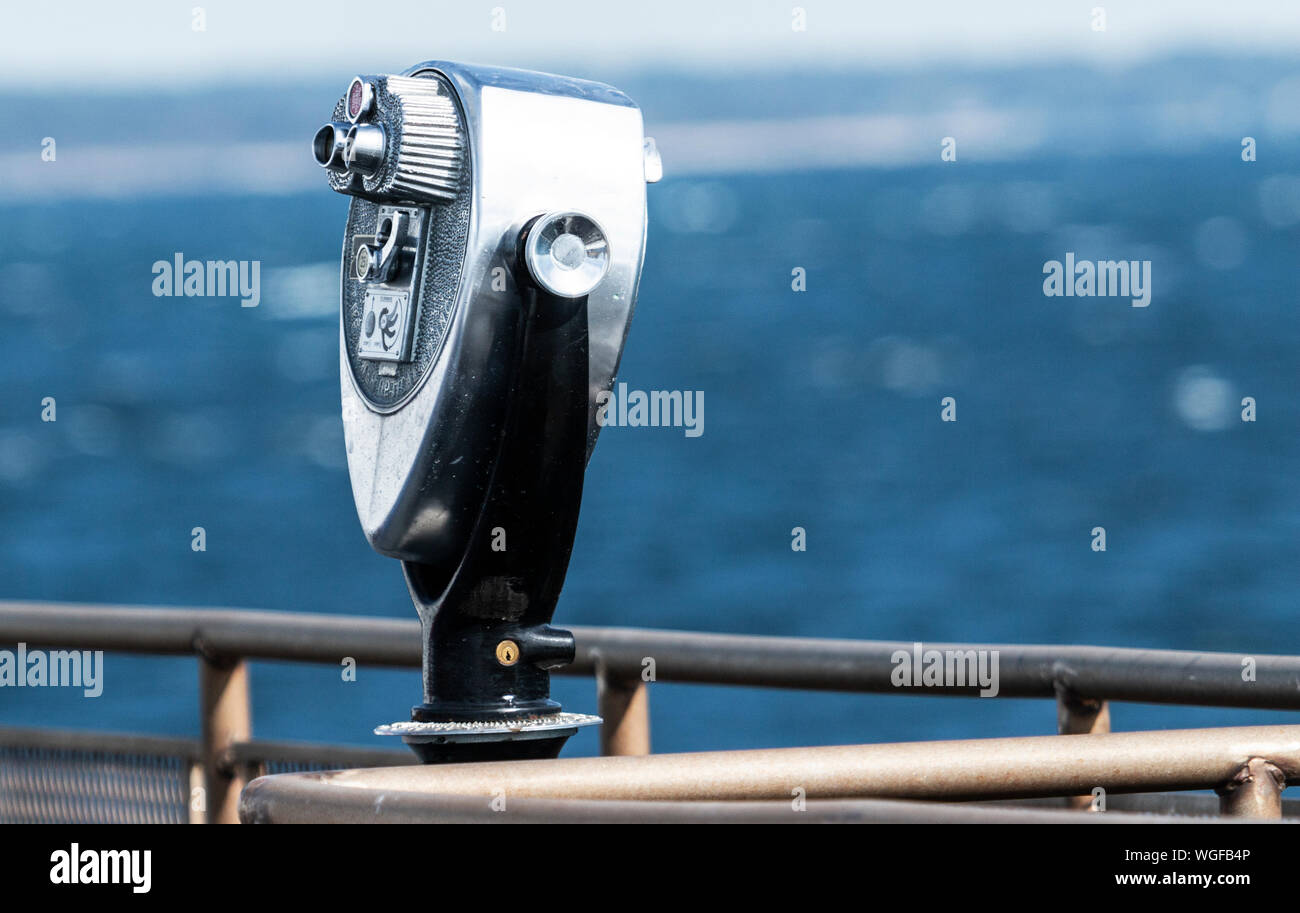 Ein Boot hat eine mechanische Sightseeing Fernglas für Touristen auf entfernte Objekte aus der Nähe sehen. Stockfoto