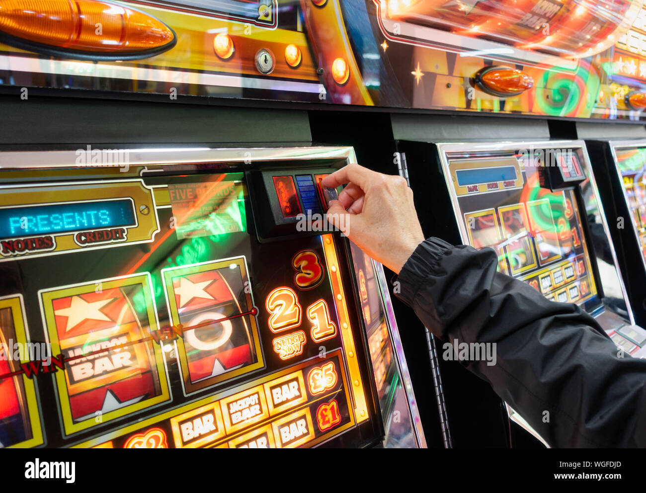 Frau Glücksspiele auf Spielautomaten. Stockfoto