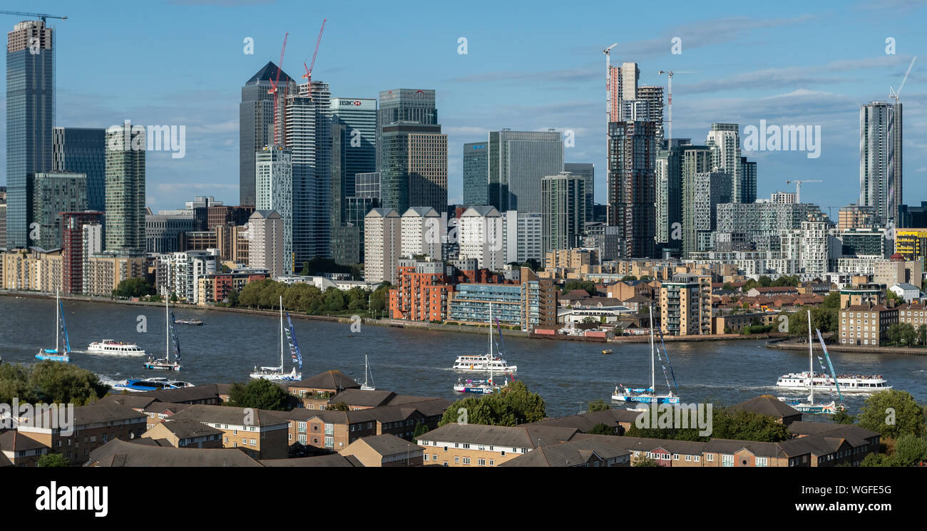 London, Großbritannien. 1. September 2019. Clipper Segelregatta rund um die Welt. Scherer Yachten pass Canary Wharf Gebäude nach der Abfahrt St. Katharine Docks ein 40.000 Seemeilen (NW) Ausdauer Rennen rund um die Welt zu beginnen. Ursprünglich war das Geistesprodukt von Sir Robin Knox-Johnston, der ersten Person solo non-stop um die Welt zu segeln, der Fall ist jetzt in der zwölften Ausgabe. Credit: Guy Corbishley/Alamy leben Nachrichten Stockfoto