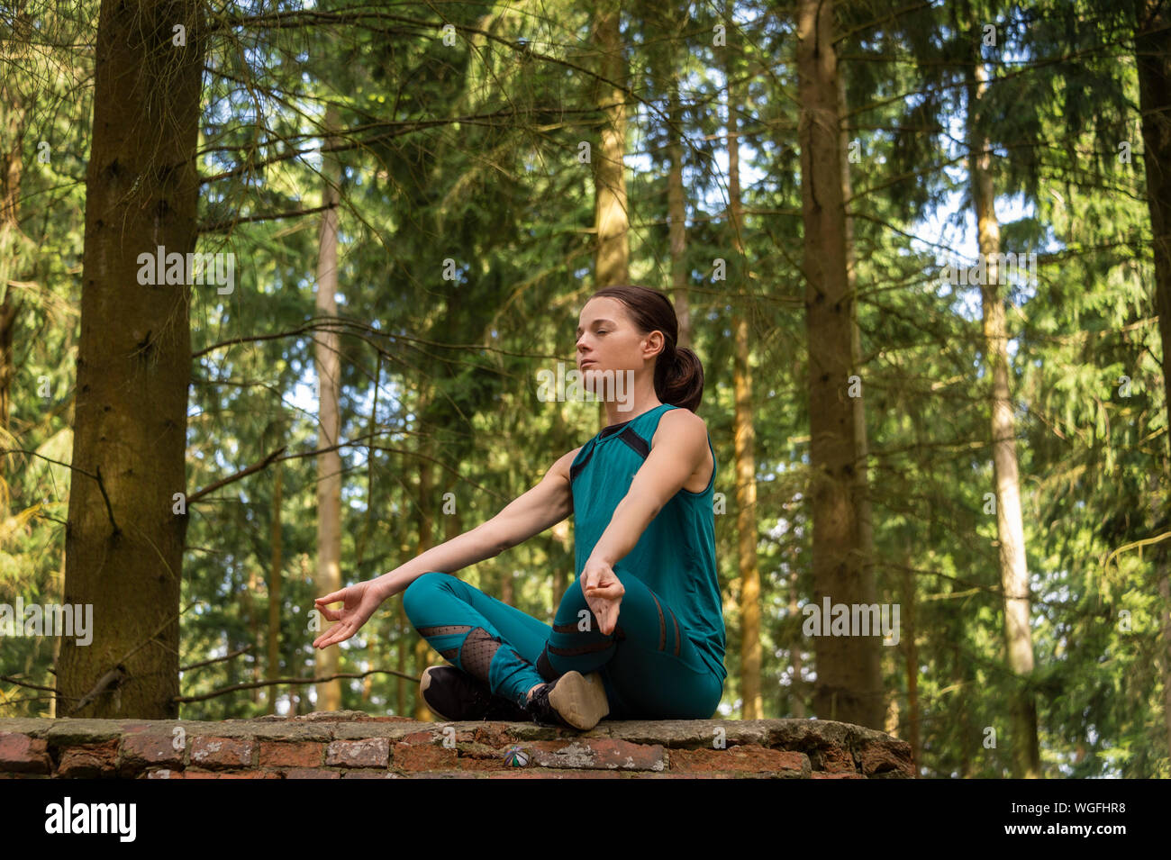 Frau in einem Wald zu meditieren, Yoga. Stockfoto