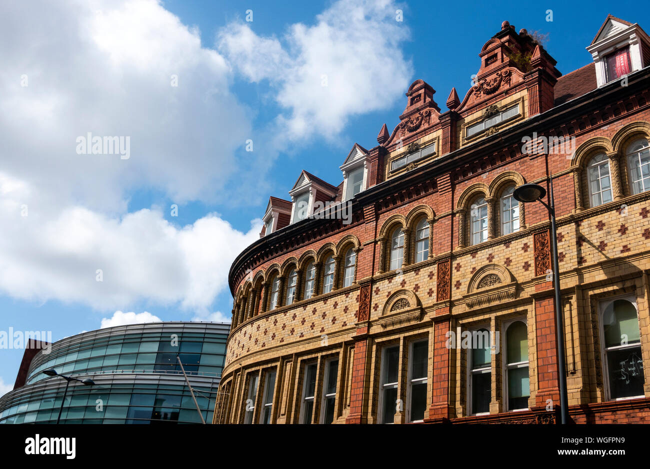 Traditionelles rotes Ziegelgebäude neben einem modernen Gebäude im Stadtzentrum von Liverpool Stockfoto