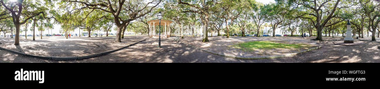 CHARLESTON, SOUTH CAROLINA - Oktober 27, 2016: Touristen über die Batterie entfernt am südlichen Ende der Altstadt von Charleston in South Carolina in dieser 360 Grad Stockfoto