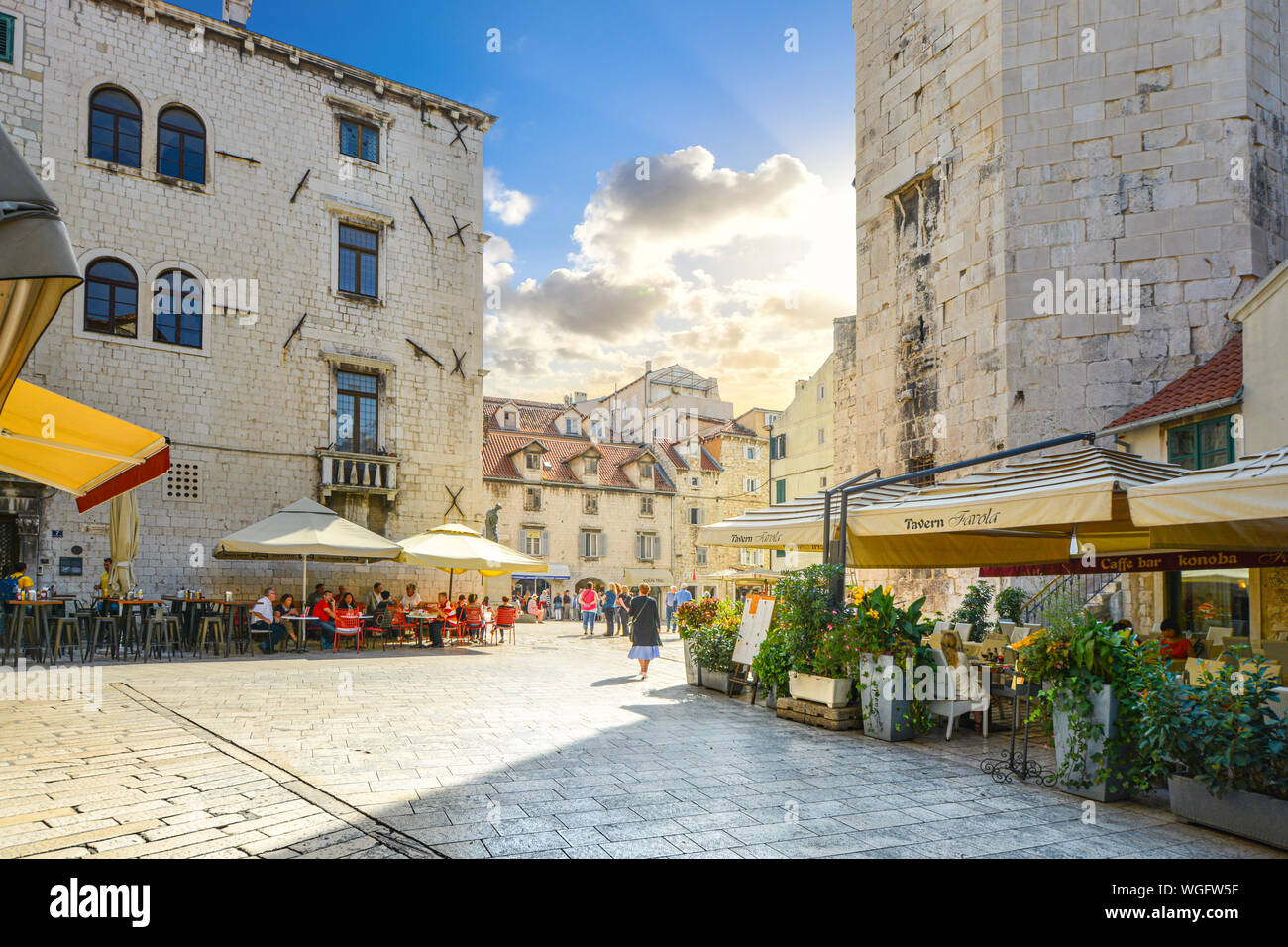 Touristen genießen Sie einen sonnigen Tag, wie Sie an Straßencafés und Fenster Shop an der Frucht Square essen, innerhalb des alten Diokletianpalast in Split, Kroatien Stockfoto