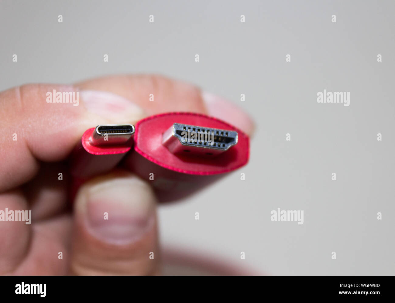 In der Nähe der Linken, wenn man im Besitz eines USB-Typ c-HDMI-Kabel mit Pins vor die Linse. Stockfoto