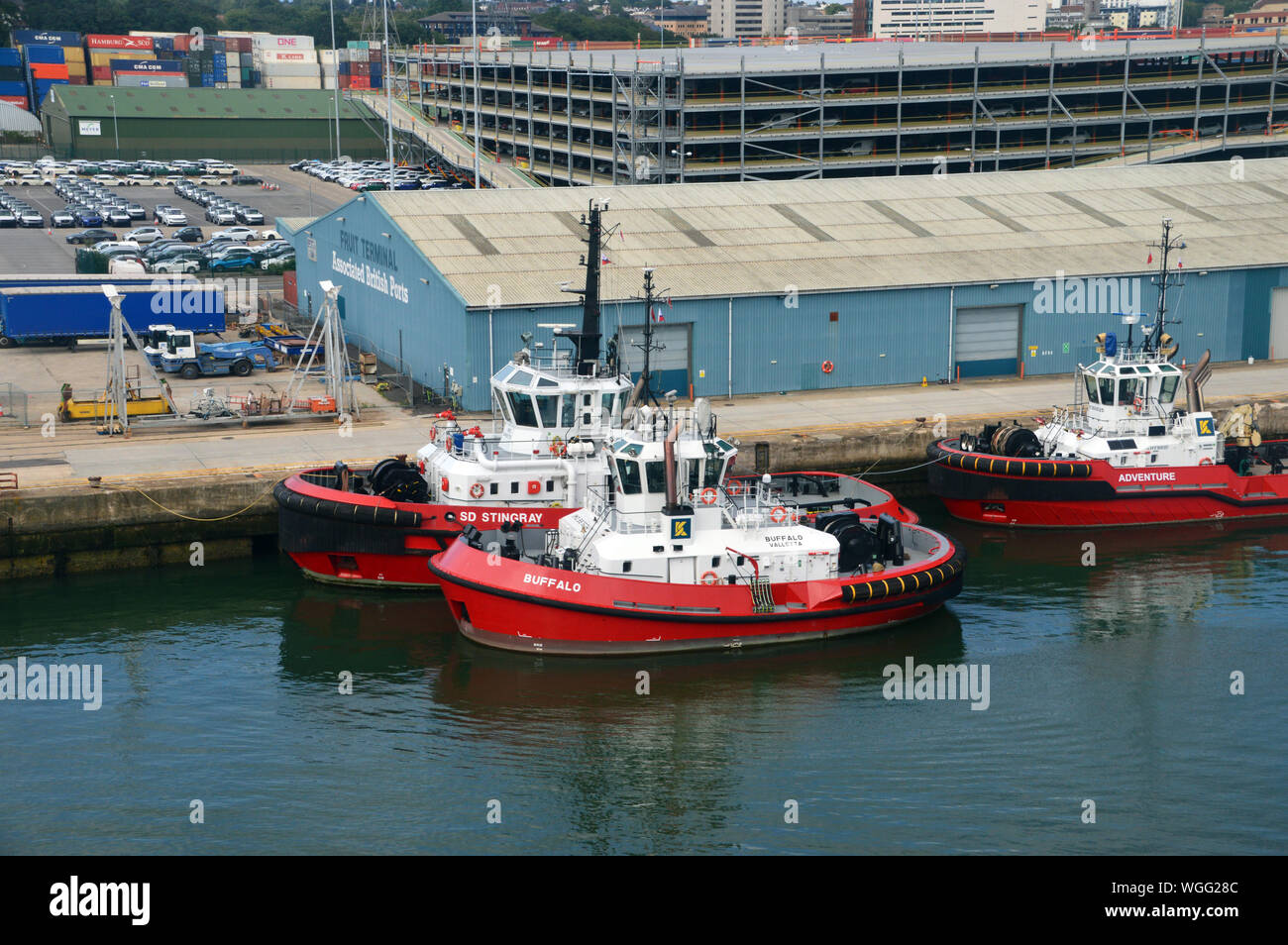 Die roten Schlepper D Stingray 'Buffalo' und 'Abenteuer' günstig in Southampton Docks, Hampshire, England, UK. Stockfoto