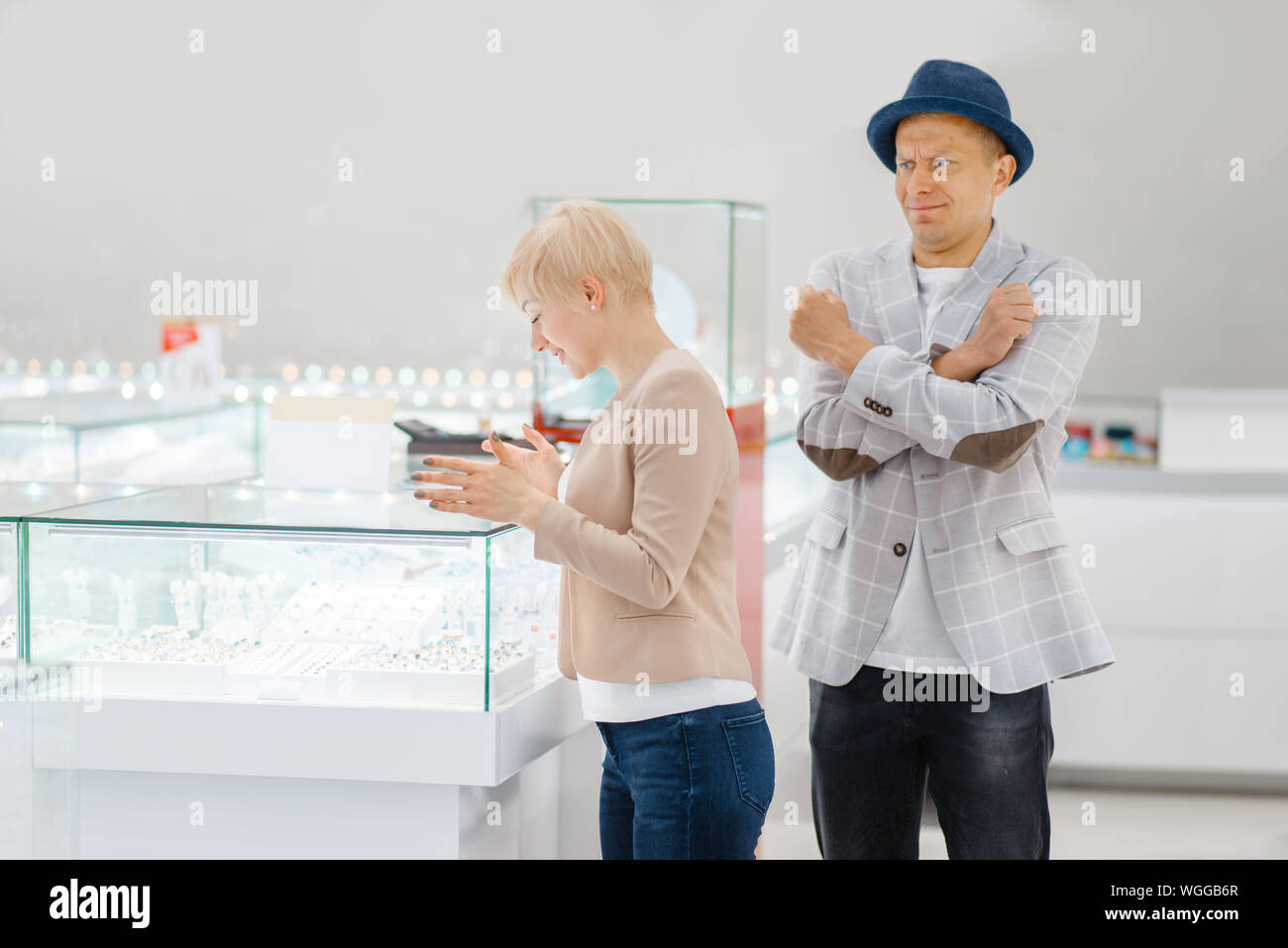 Frau Wahl Juwelen, Mann im Schock von den Preis Stockfoto