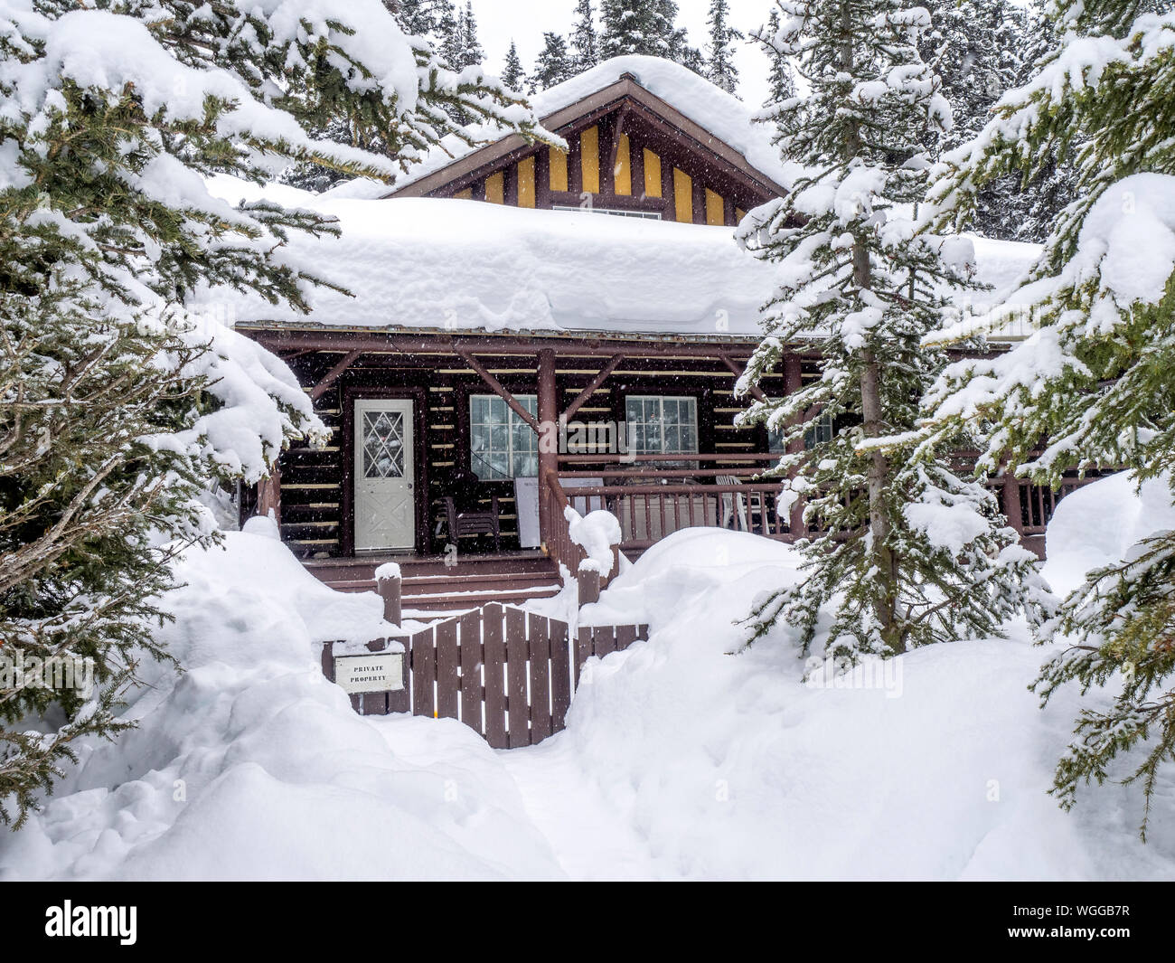 Speichern Download Vorschau Log Cabin entlang der Küste eines gefrorenen Lake Louise, Banff, Kanada Stockfoto