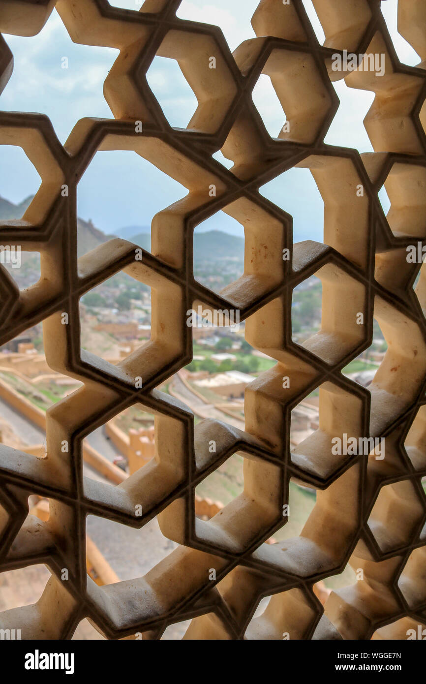 Nahaufnahme eines geschnitzten Fenster in Mogul Architektur am Fort Amber, Jaipur, Indien Stockfoto