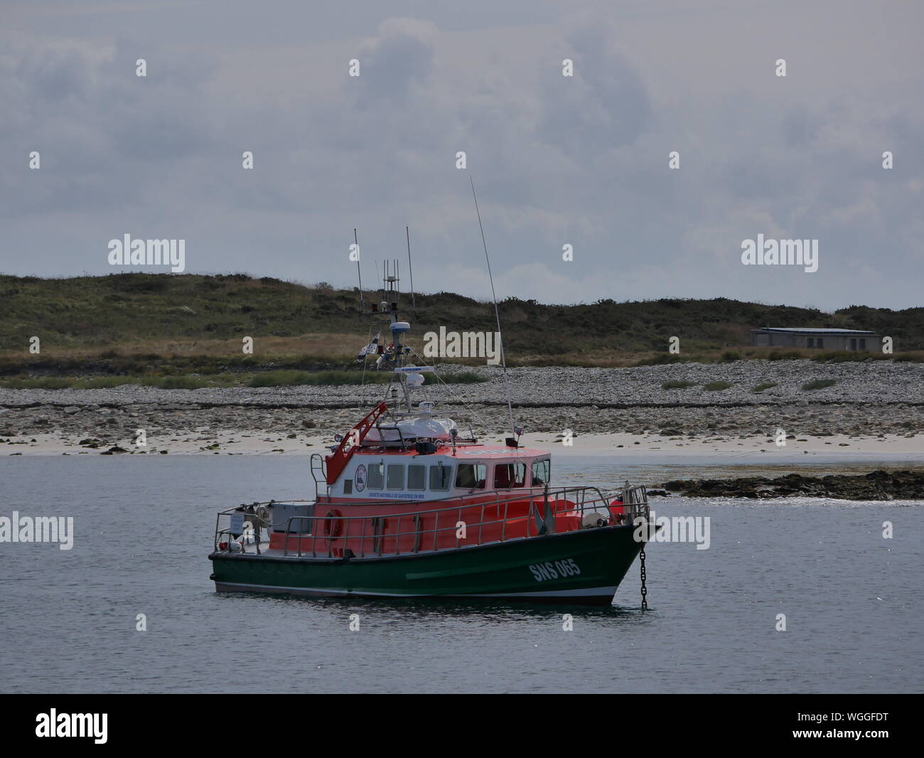 Bateau de la snsm, bateau de sauvetage en Haute mer orange Blanc et Vert, secoure secoure en mer en Haute mer, S.N.S.M, Port de molène Bretagne... Stockfoto