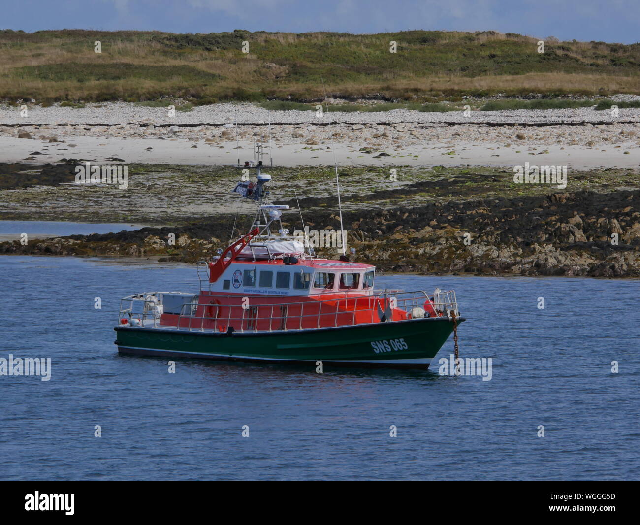Bateau de la snsm, bateau de sauvetage en Haute mer orange Blanc et Vert, secoure secoure en mer en Haute mer, S.N.S.M, Port de molène Bretagne... Stockfoto