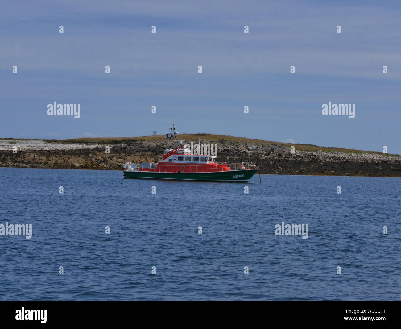 Bateau de la snsm, bateau de sauvetage en Haute mer orange Blanc et Vert, secoure secoure en mer en Haute mer, S.N.S.M, Port de molène Bretagne... Stockfoto