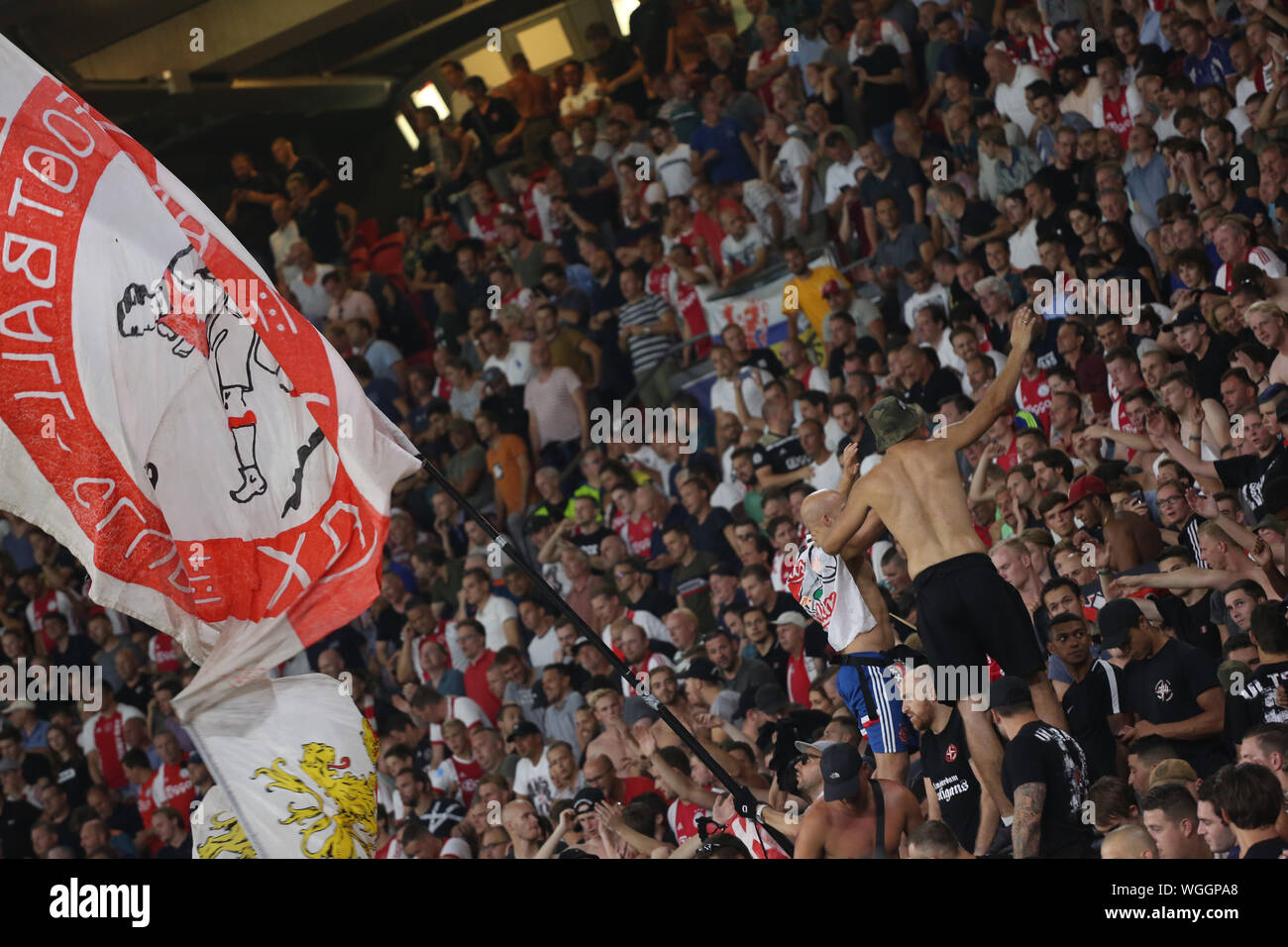 AMSTERDAM, NIEDERLANDE - 28 AUGUST, 2019: Ajax fans dargestellt, während das zweite Bein der 2019/20 der UEFA Champions League Finale Qualifikationsrunde f Stockfoto