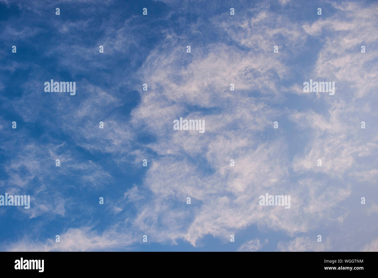 Cirrus Wolken Sonnenuntergang in blauer Himmel mit Wolken in ein menschliches Gesicht Stockfoto