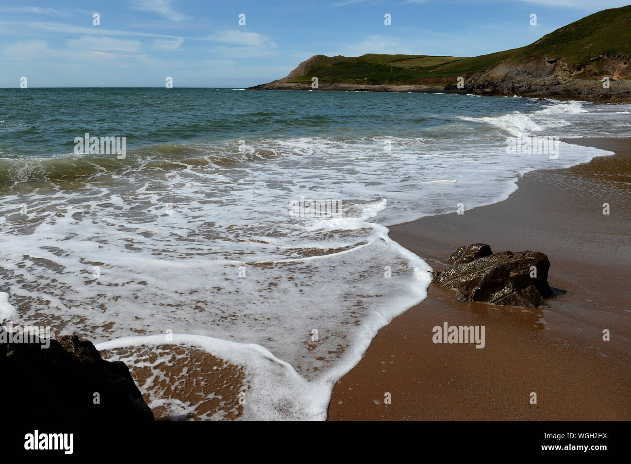 Surf gesäumten Strand im Herbst Bay, Rhossili Gower. Hier die landspitze und Aspekt Schutz der Bucht von den vorherrschenden Winden. Stockfoto