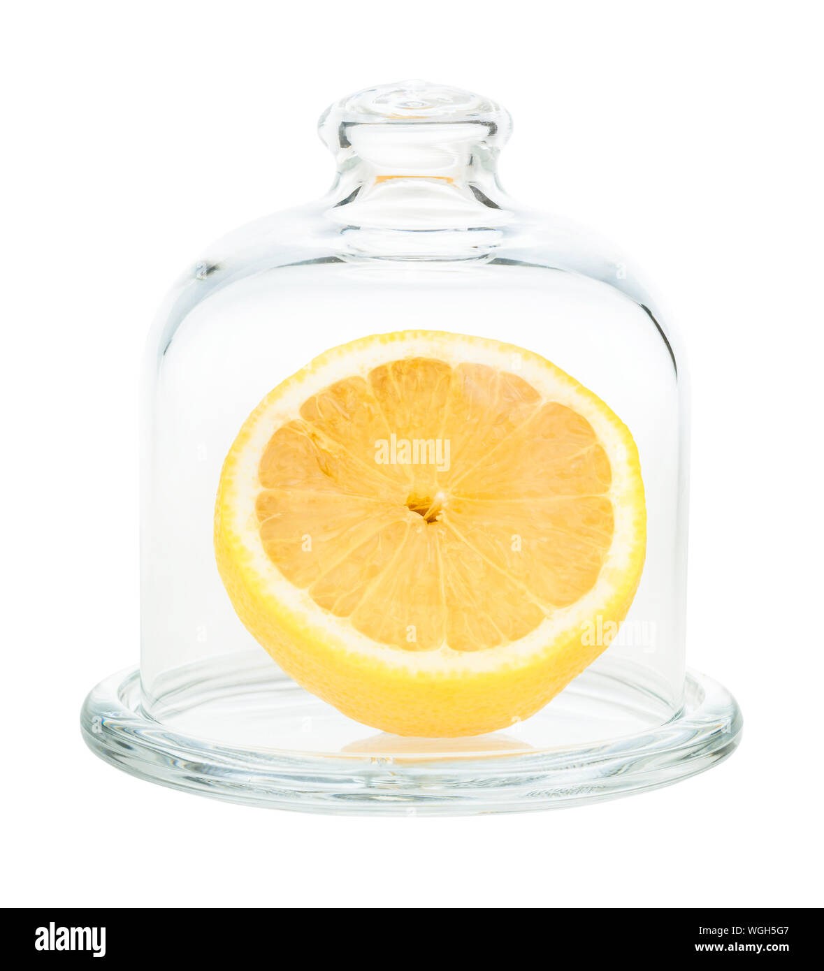 Halbierte frische Zitrone im Glas Zitrone Keeper isoliert auf weißem Hintergrund Stockfoto