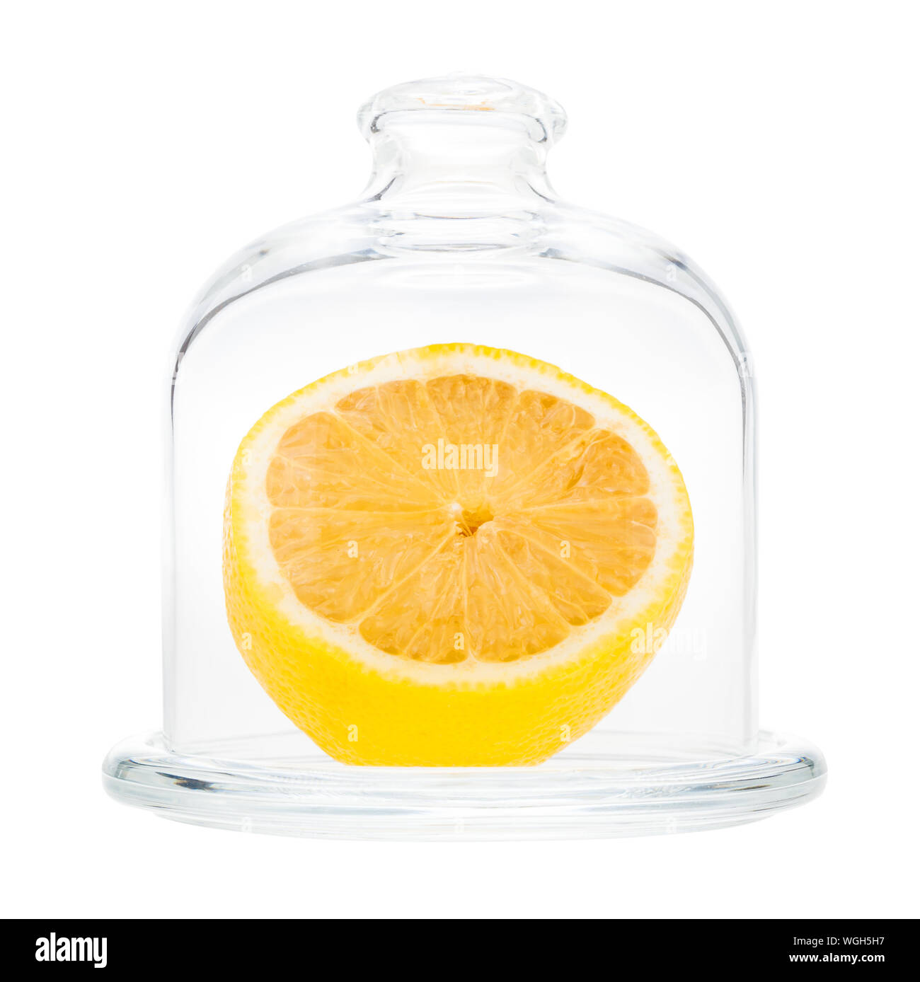 Seitenansicht des halbierte frische Zitrone im Glas Zitrone Keeper isoliert auf weißem Hintergrund Stockfoto