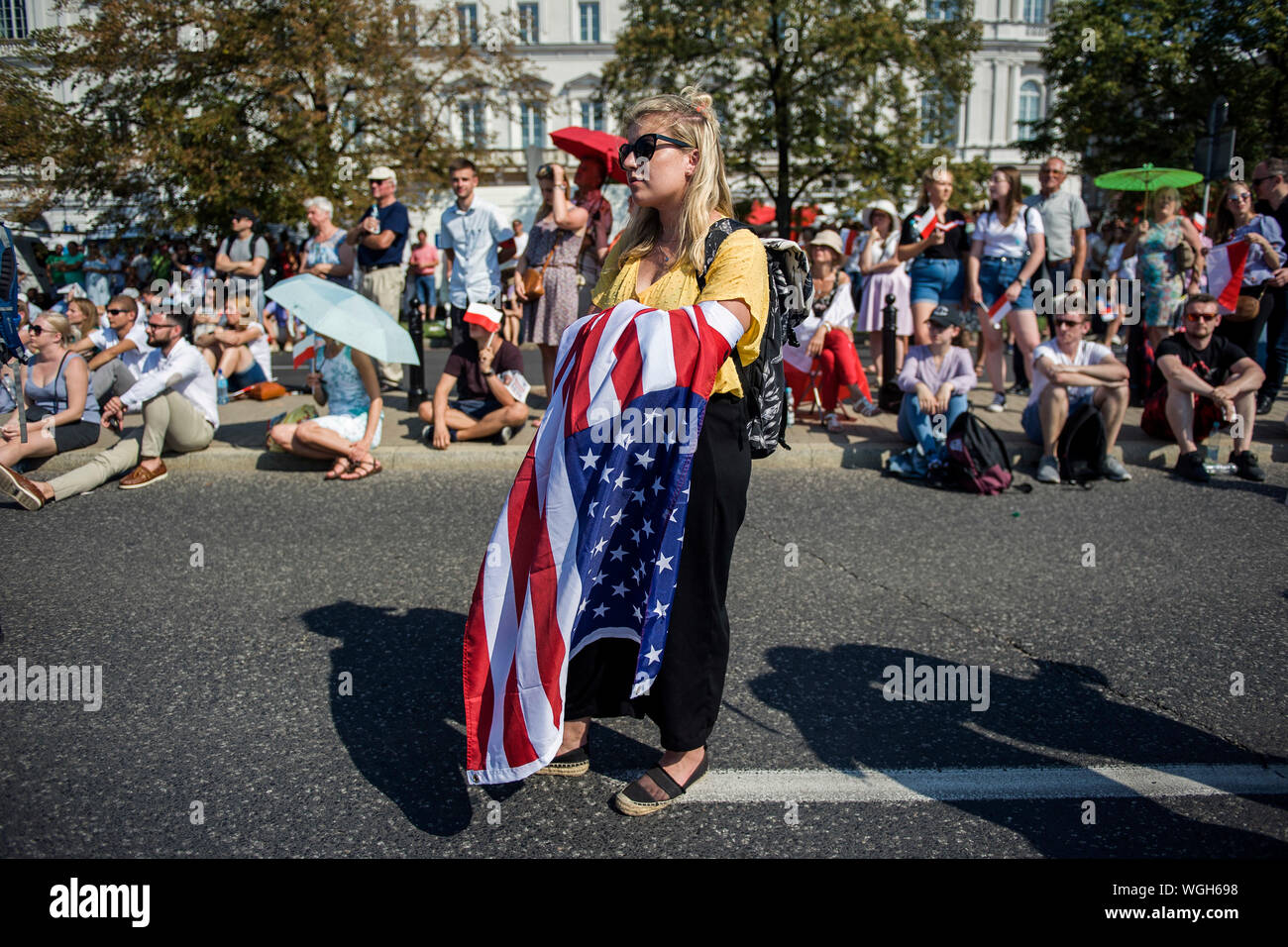 Hält eine Frau die US-Flagge, während US-Vizepräsident Mike Pence Rede während der offiziellen Jubiläumsfeier der Ausbruch des Zweiten Weltkrieges in Warschau. September 1 t's Pole der Ausbruch des Zweiten Weltkrieges markiert Die offizielle Jubiläum fand am Plac Pi?Pilsudzkiego sudzkiego (Square) in Warschau. Der deutsche Präsident Frank-Walter Steinmeier hat Polen um Vergebung für die Invasion der Nazis und Kriegsverbrechen des Zweiten Weltkriegs gefragt. Präsident Donald Trump hatte ursprünglich geplant, die Veranstaltung zu besuchen, aber storniert, als Hurrikan Dorian in Richtung der US-Vice-pres Doppelläufige Stockfoto