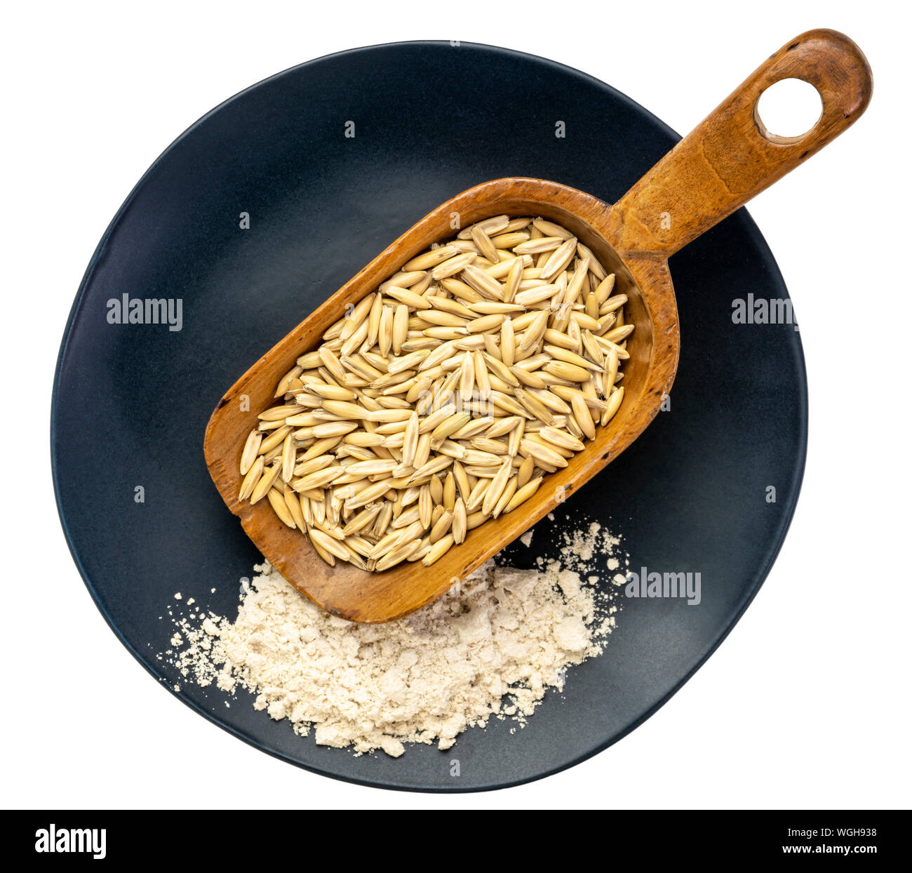 Ganze, Bio Hafer Grobgrieß auf einem rustikalen Holzmöbeln Lufthutze und glutenfreie Haferflocken Mehl auf eine isolierte schwarze Platte Stockfoto