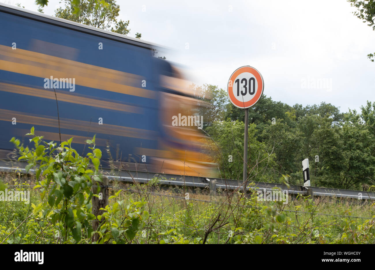 Tempolimit Zeichen 130 auf der Autobahn, Autobahn Deutschland Stockfoto