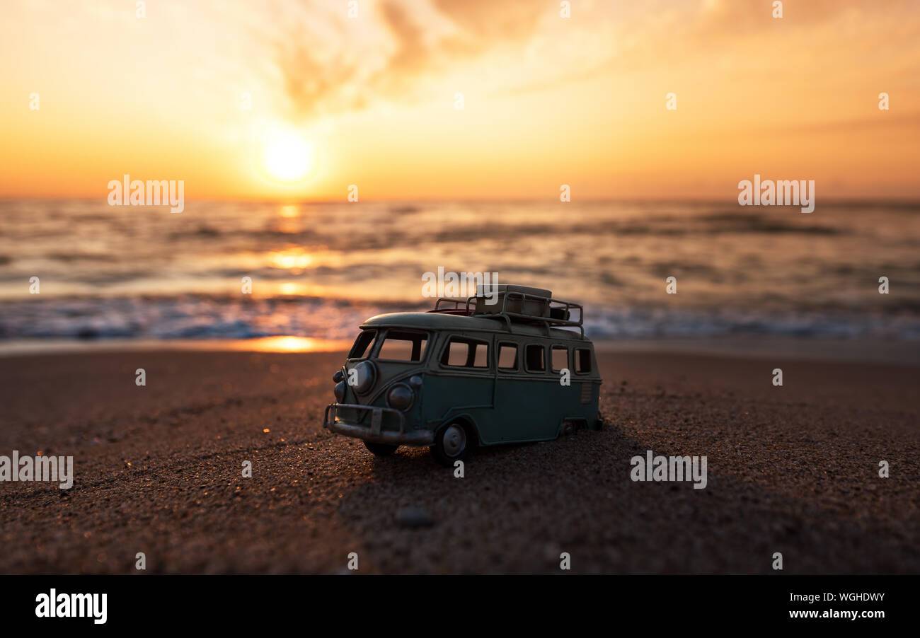 Jahrgang Bus Spielzeug bei Sonnenaufgang. Dramatischen Sonnenaufgang! Stockfoto