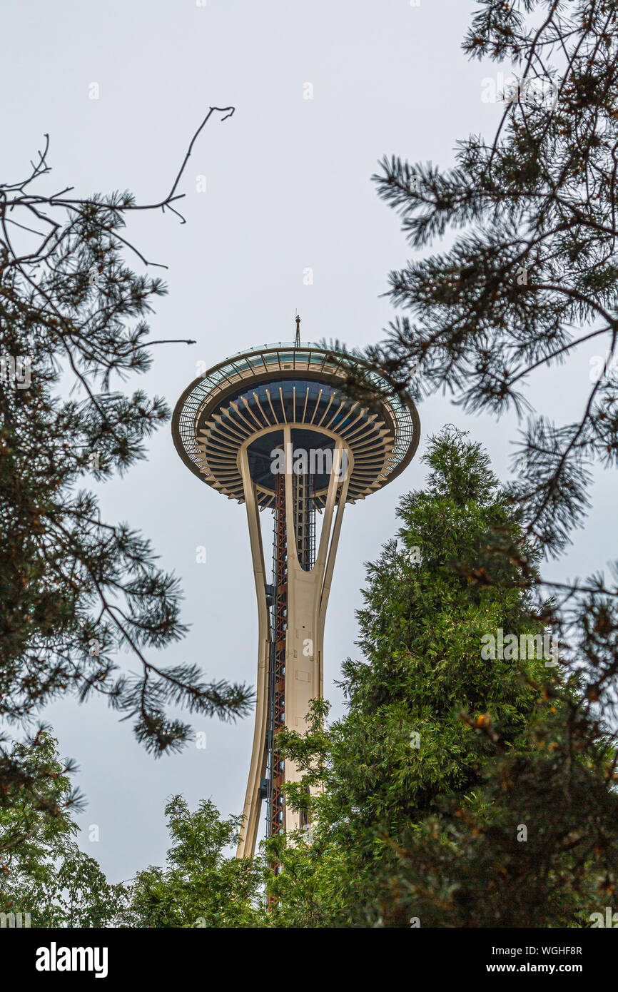 Die Seattle Space Needle durch Bäume Stockfoto