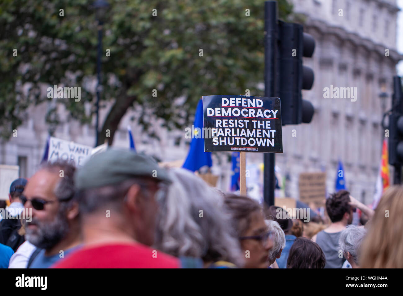 Demonstranten in Parliament Square und Downing Street UK protestieren gegen PM Boris Johnson die Entscheidung des Parlaments im Vorfeld auszusetzen - bis zu Brexit. Stockfoto