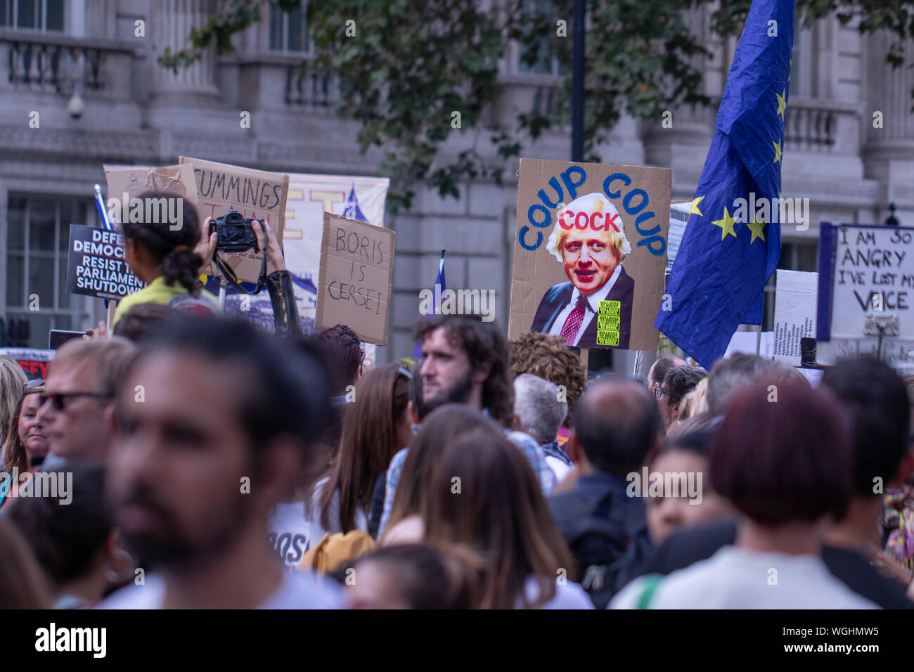 Demonstranten in Parliament Square und Downing Street UK protestieren gegen PM Boris Johnson die Entscheidung des Parlaments im Vorfeld auszusetzen - bis zu Brexit. Stockfoto
