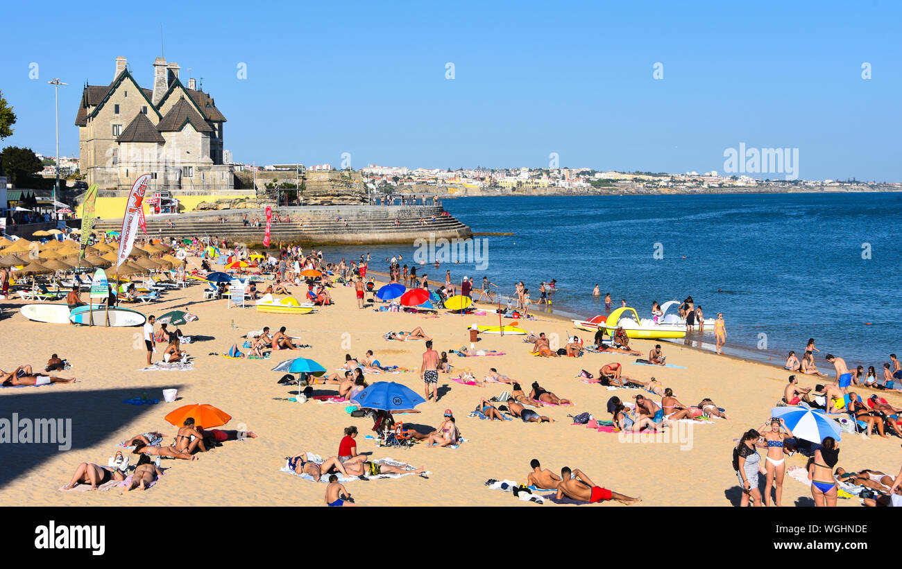 Cascais, Lissabon, Portugal - 24. Juli 2019: Badegäste genießen Sie heißen Sommer Wetter an den Stränden von Cascais Stockfoto