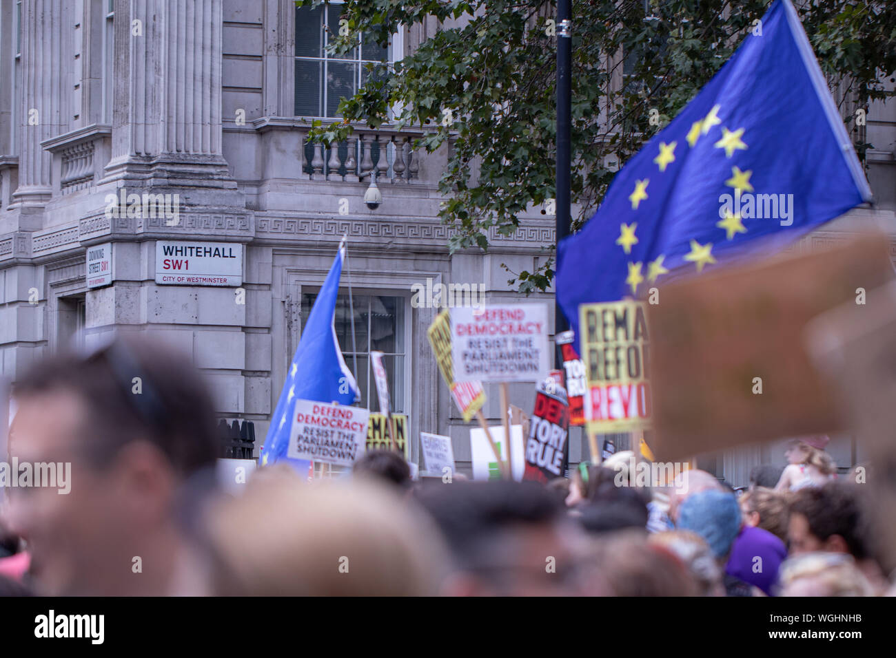 Demonstranten in Parliament Square und Downing Street UK protestieren gegen PM Boris Johnson die Entscheidung des Parlaments im Vorfeld auszusetzen - bis zu Brexit. Stockfoto