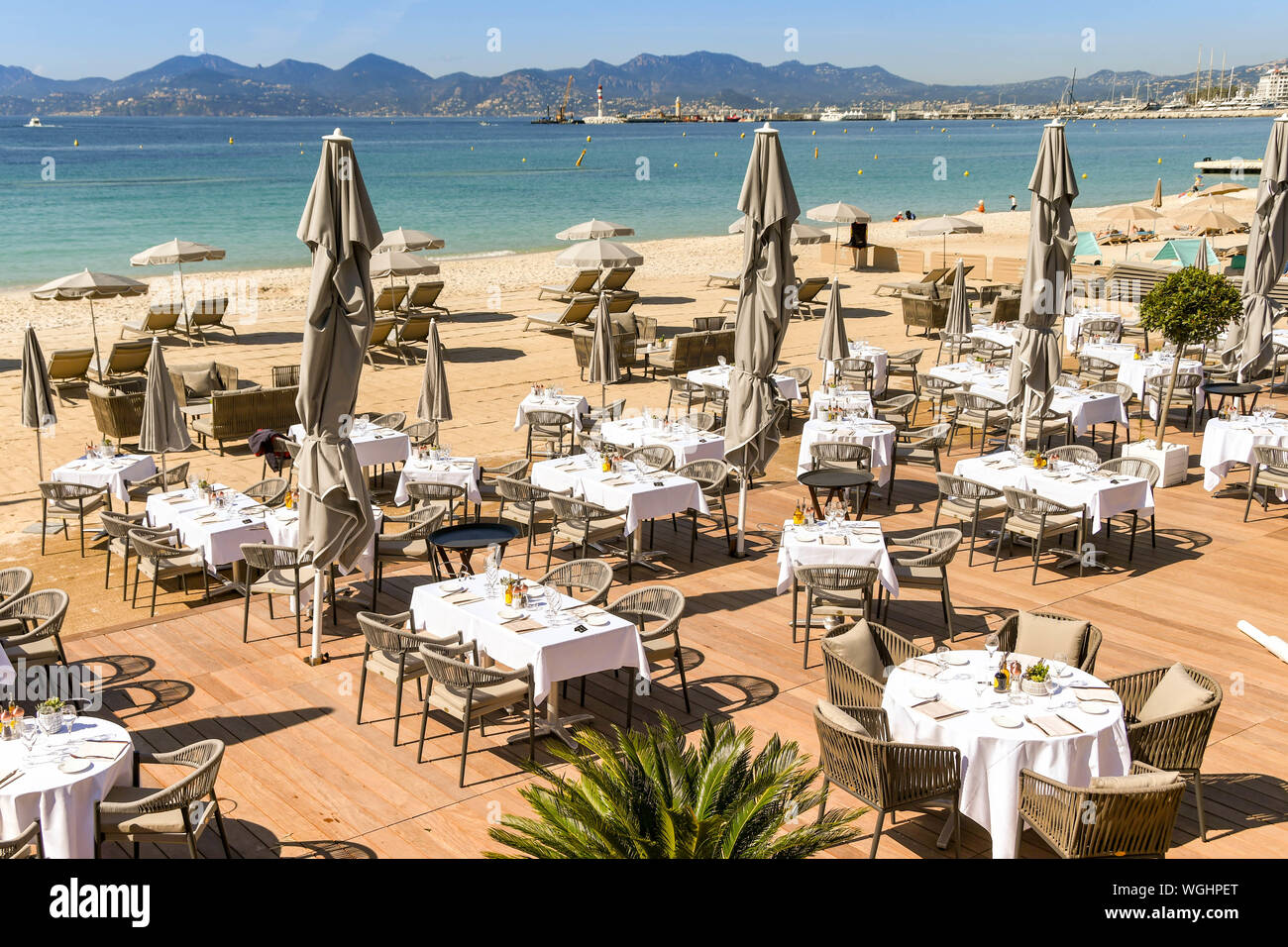CANNES, Frankreich - April 2019: Essbereich im Freien mit Tischen im Restaurant am Strand in Cannes gelegt. Stockfoto