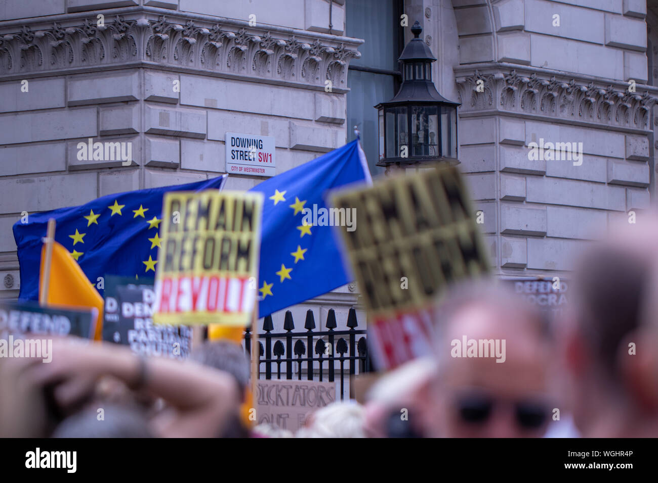 Demonstranten in Parliament Square und Downing Street UK protestieren gegen PM Boris Johnson die Entscheidung des Parlaments im Vorfeld auszusetzen - bis zu Brexit. Stockfoto