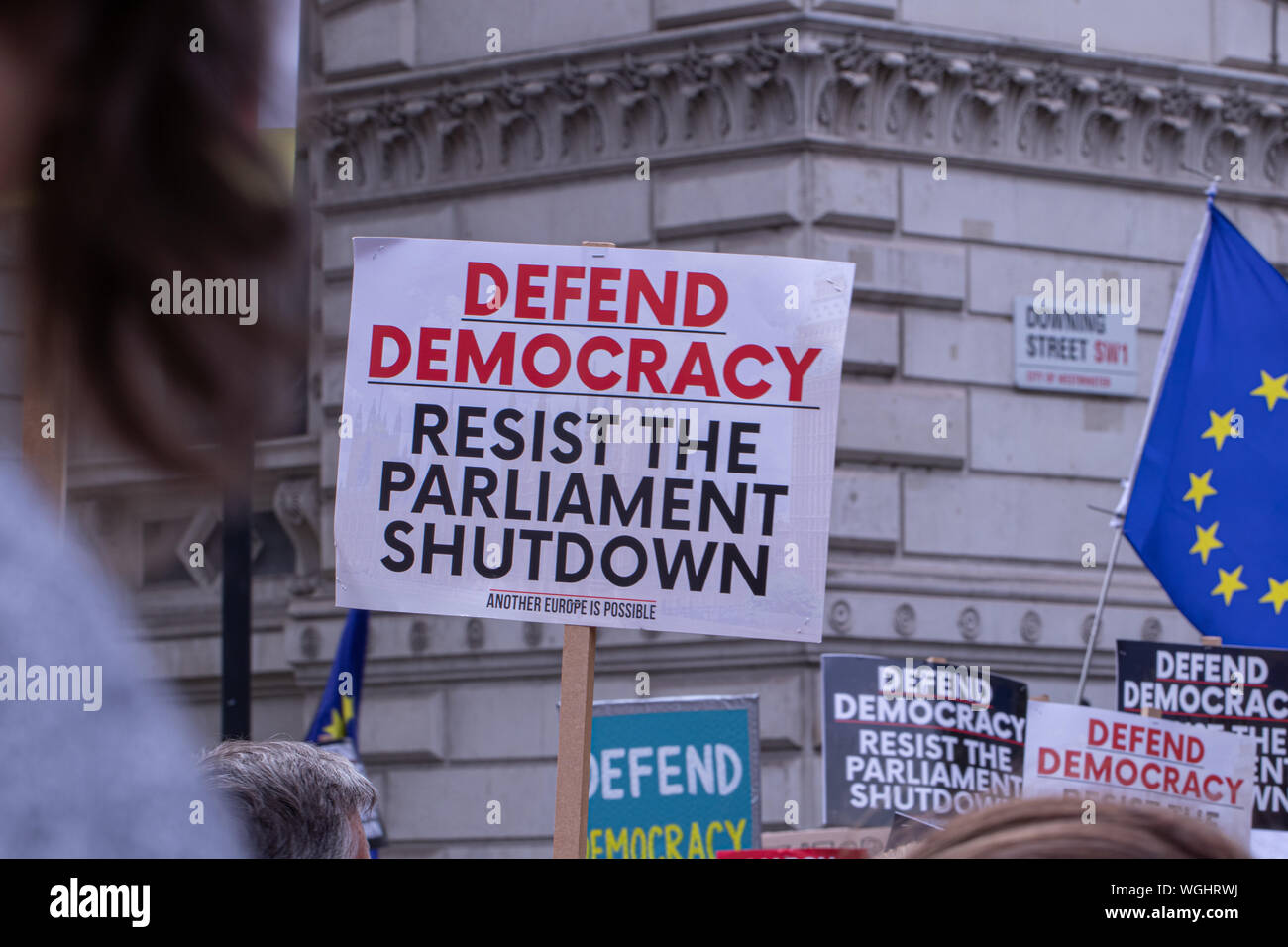 Demonstranten in Parliament Square und Downing Street UK protestieren gegen PM Boris Johnson die Entscheidung des Parlaments im Vorfeld auszusetzen - bis zu Brexit. Stockfoto