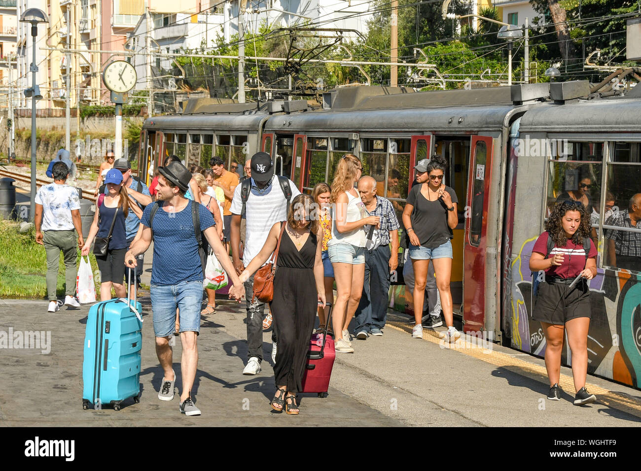 SORRENTO, ITALIEN - AUGUST 2019: Menschen aus mit dem Zug nach Ihrer Ankunft am Bahnhof von Sorrento. Stockfoto