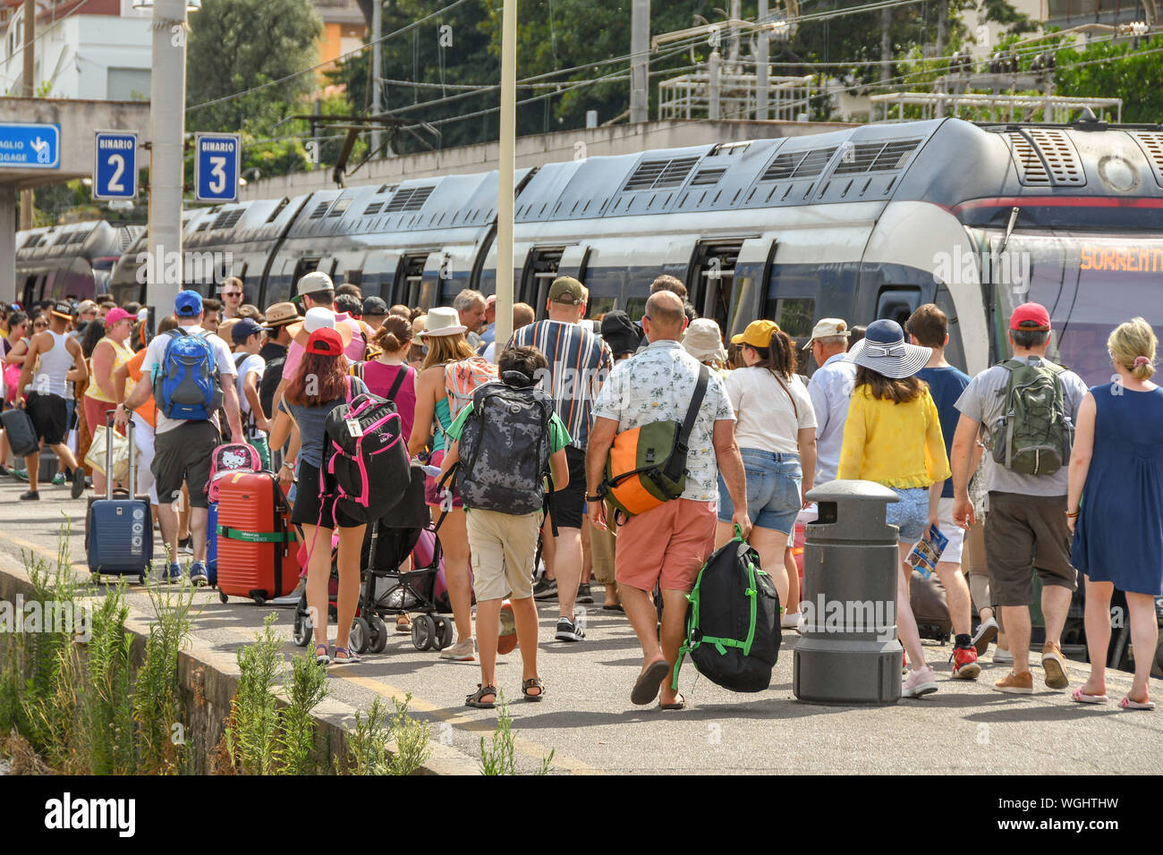 SORRENTO, ITALIEN - AUGUST 2019: Masse der Leute auf einer Plattform verfing sich ein Zug vom Bahnhof von Sorrent. Stockfoto
