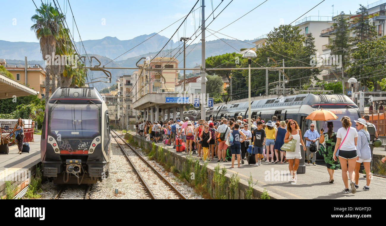 SORRENTO, ITALIEN - AUGUST 2019: Züge in der Station und Masse darauf zu warten, dass sich an Bord von einer Plattform in der Sorrento Bahnhof. Stockfoto