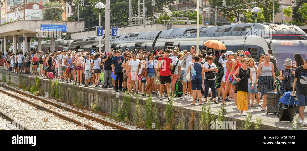 SORRENTO, ITALIEN - AUGUST 2019: Massen von Menschen in der Sorrento Bahnhof ankommen, gehen Vergangenheit Menschen warten auf den Zug auf. Stockfoto