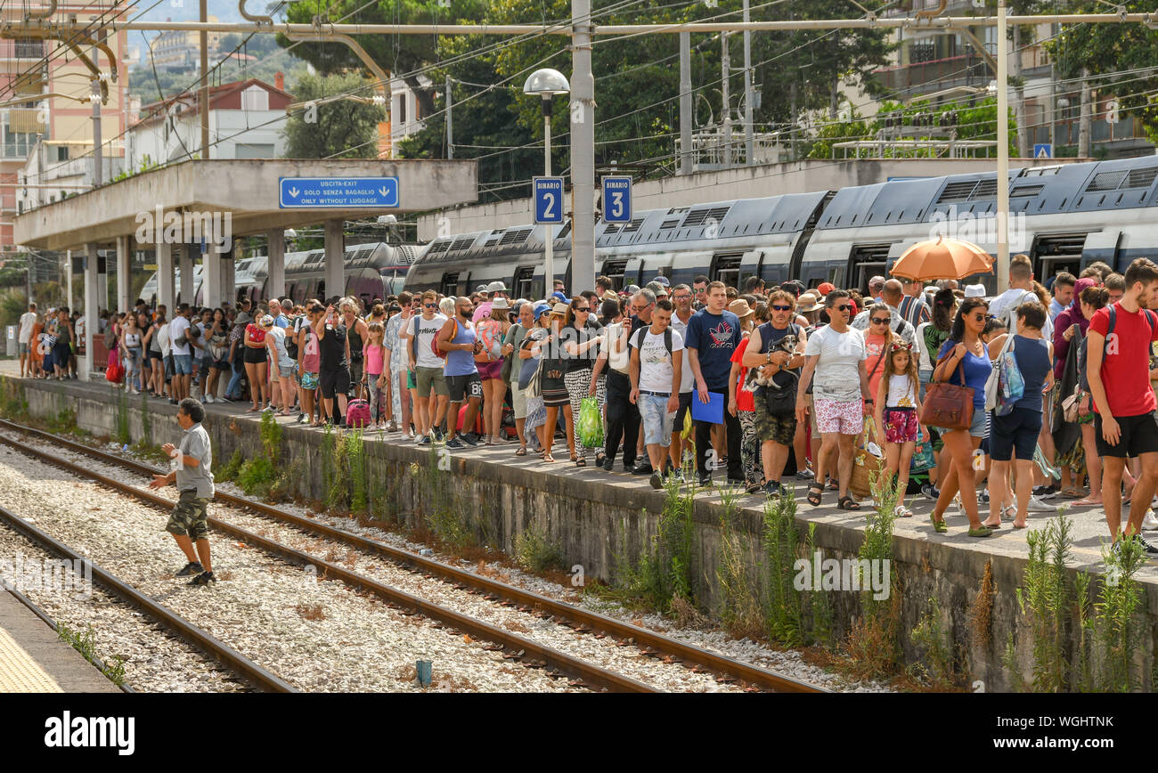 SORRENTO, ITALIEN - AUGUST 2019: Massen von Menschen in der Sorrento Bahnhof ankommen, gehen Vergangenheit Menschen warten auf den Zug auf. Stockfoto