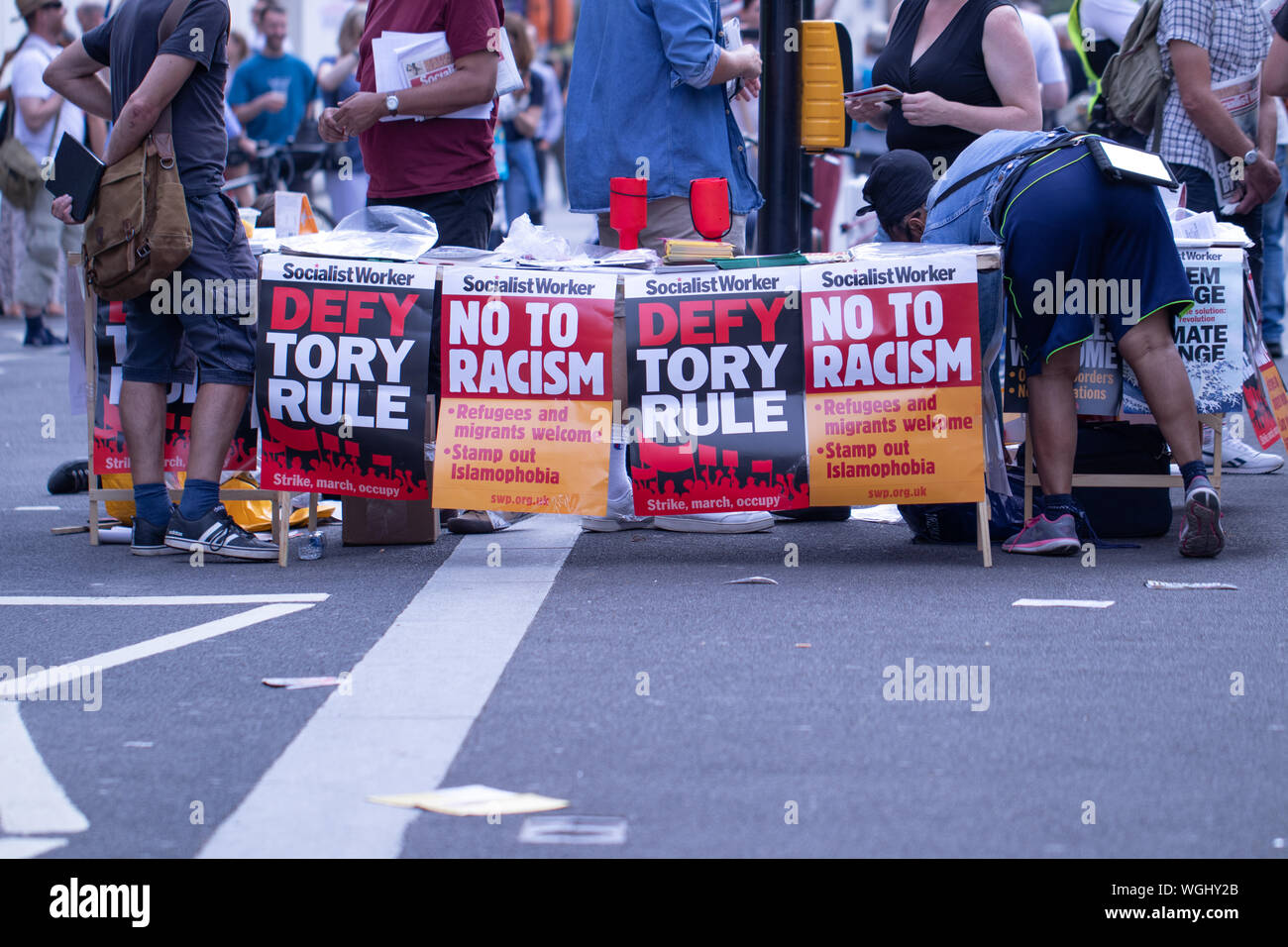 Demonstranten in Parliament Square und Downing Street UK protestieren gegen PM Boris Johnson die Entscheidung des Parlaments im Vorfeld auszusetzen - bis zu Brexit. Stockfoto