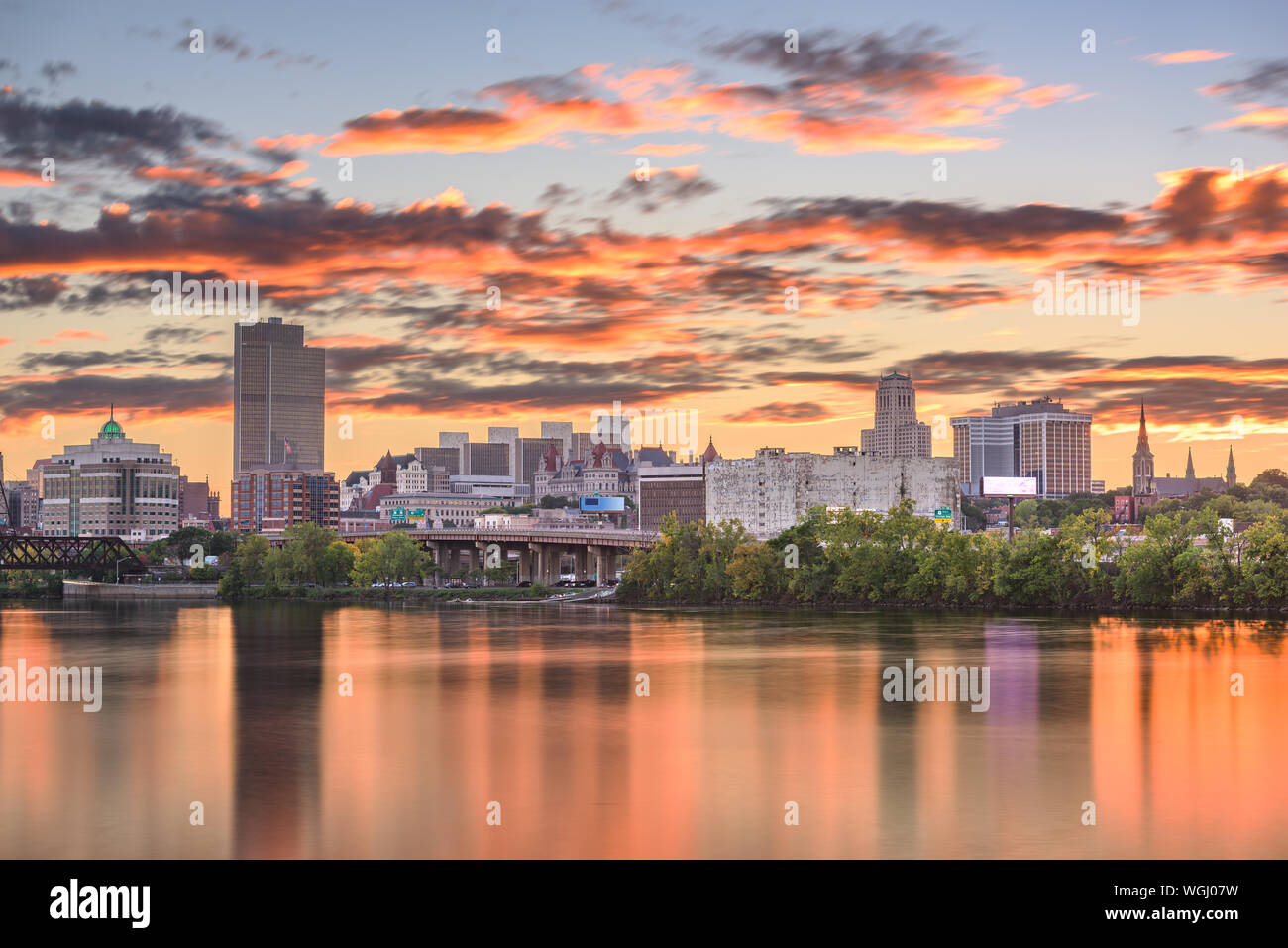 Albany, New York, USA Skyline auf dem Hudson River bei Sonnenuntergang. Stockfoto