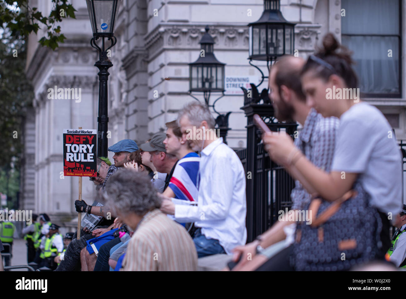 Demonstranten in Parliament Square und Downing Street UK protestieren gegen PM Boris Johnson die Entscheidung des Parlaments im Vorfeld auszusetzen - bis zu Brexit. Stockfoto