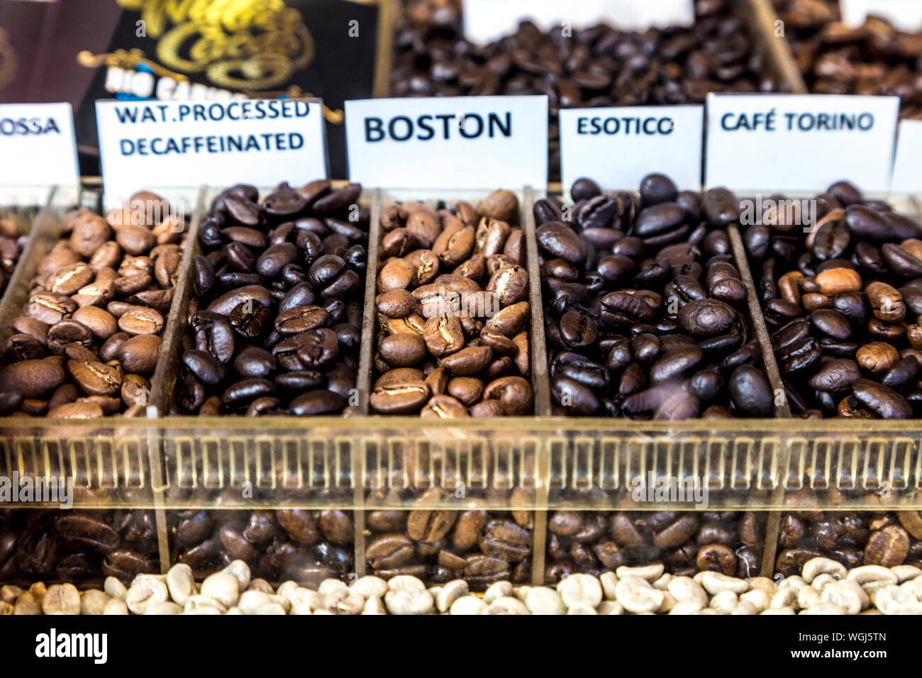 Kaffeebohnen im Spezialitätencafé Algerian Coffee Stores in Soho, London, Großbritannien Stockfoto