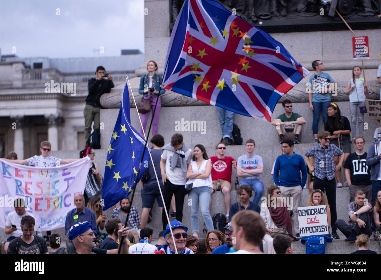 Demonstranten in Parliament Square und Downing Street UK protestieren gegen PM Boris Johnson die Entscheidung des Parlaments im Vorfeld auszusetzen - bis zu Brexit. Stockfoto