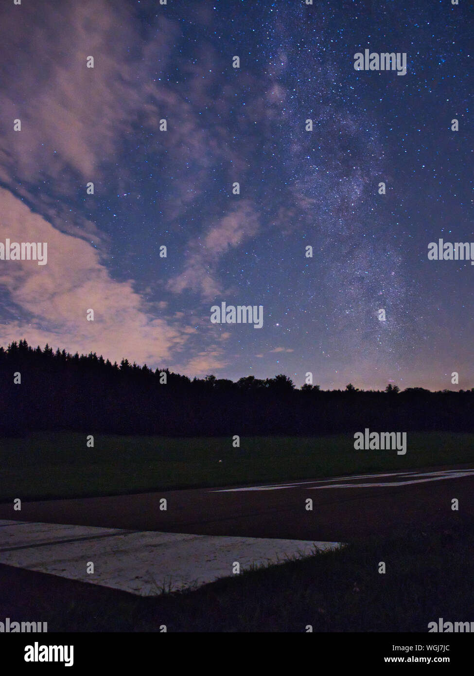 Blaue dunklen Nachthimmel mit vielen Sternen über dem Bereich der Bäume. Milkyway Kosmos Hintergrund Stockfoto