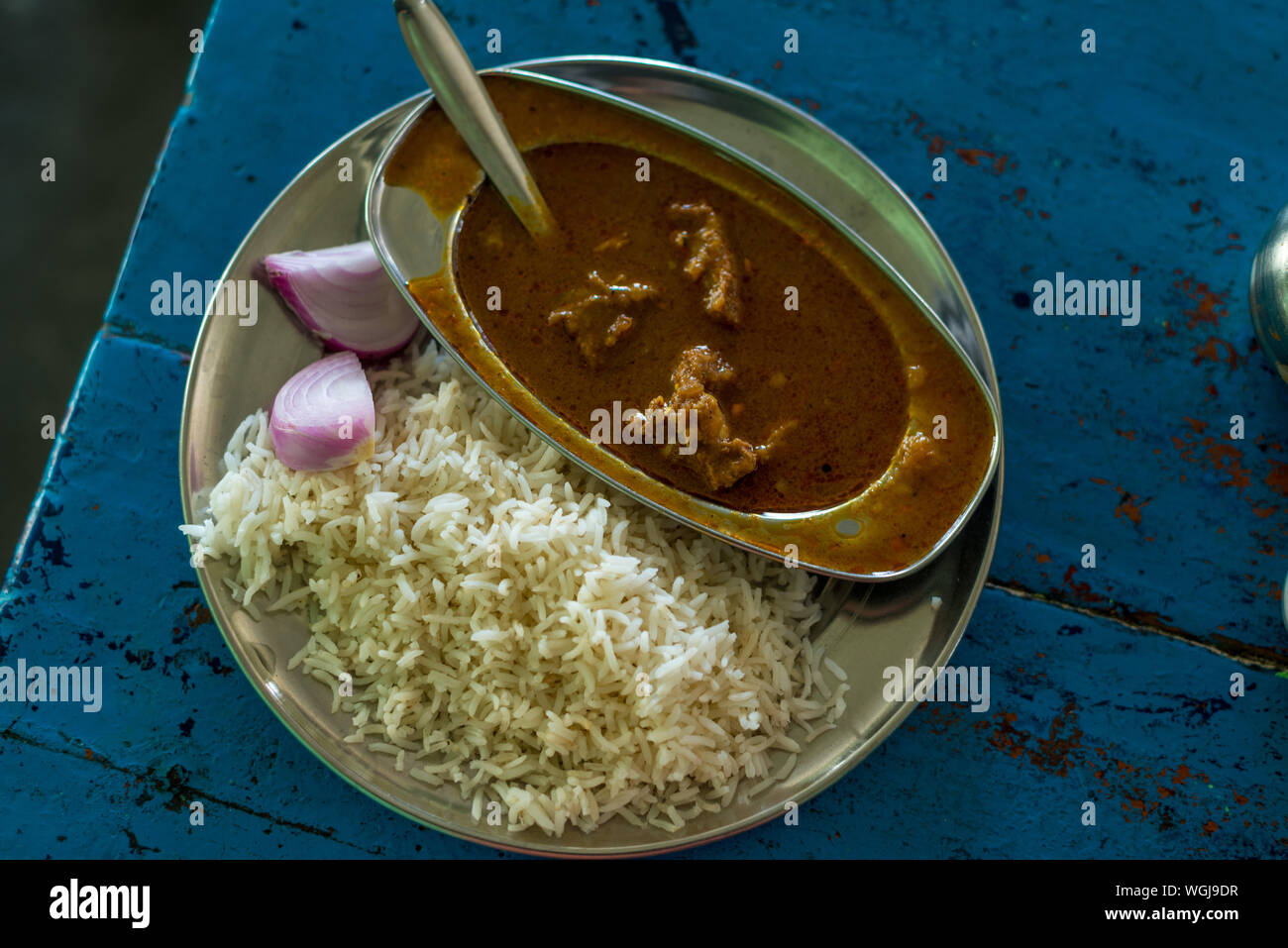 Indische mutton Curry mit Reis auf lokaler Dhaba im Himalaya - Stockfoto