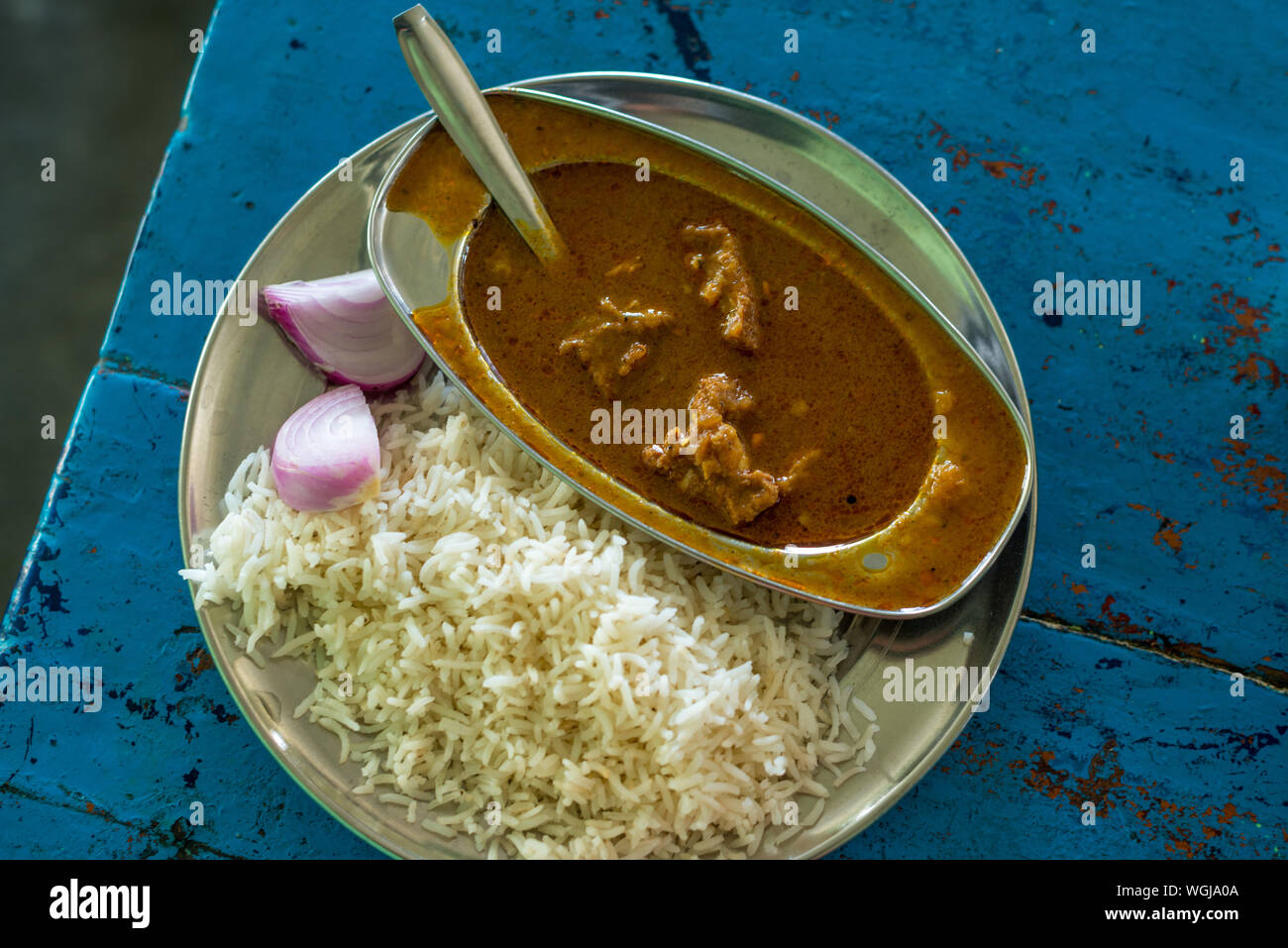 Indische mutton Curry mit Reis auf lokaler Dhaba im Himalaya - Stockfoto