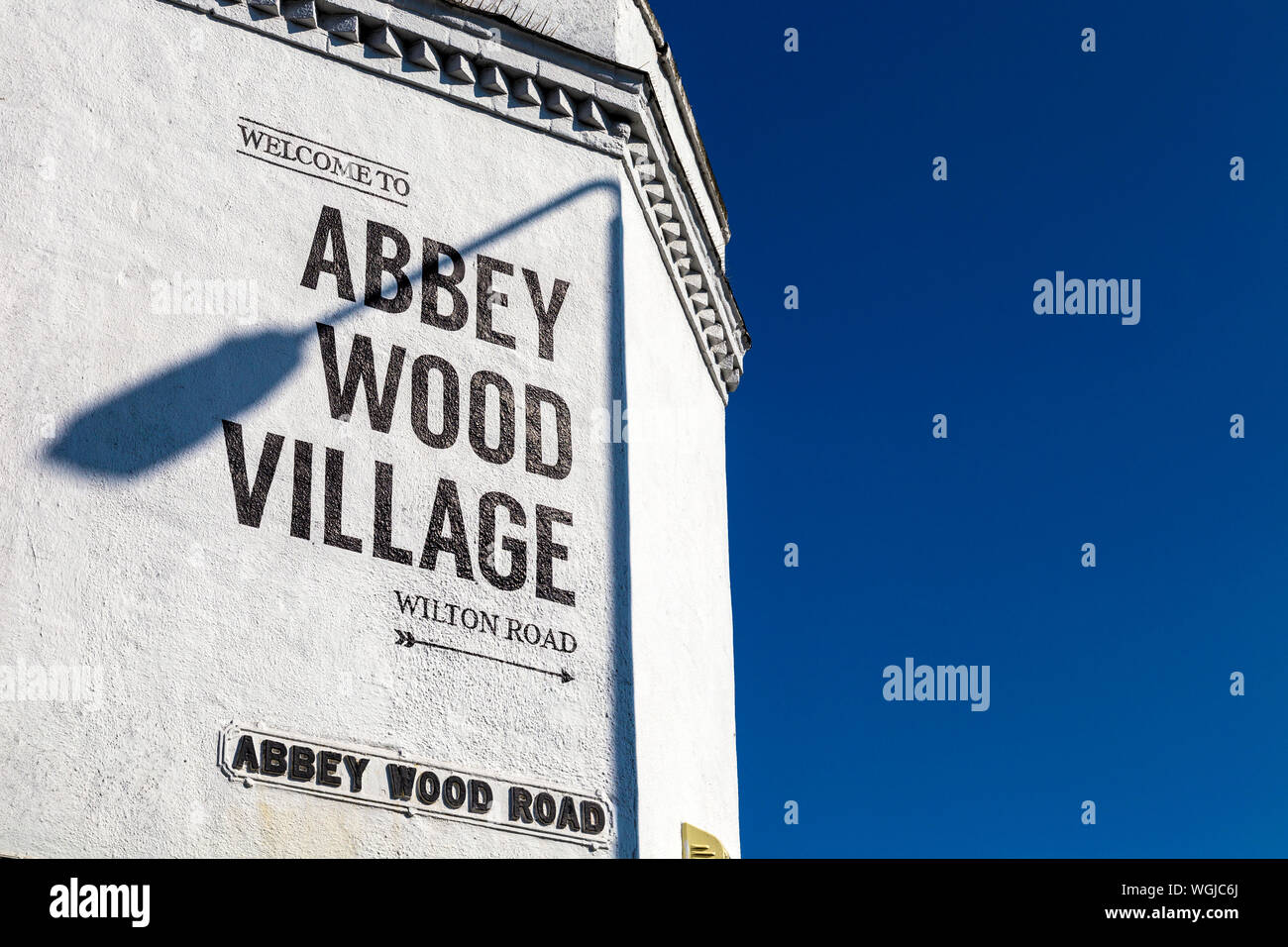 Zeichen für Abbey Wood Dorf auf einer Fassade, Abbey Wood, Großbritannien Stockfoto