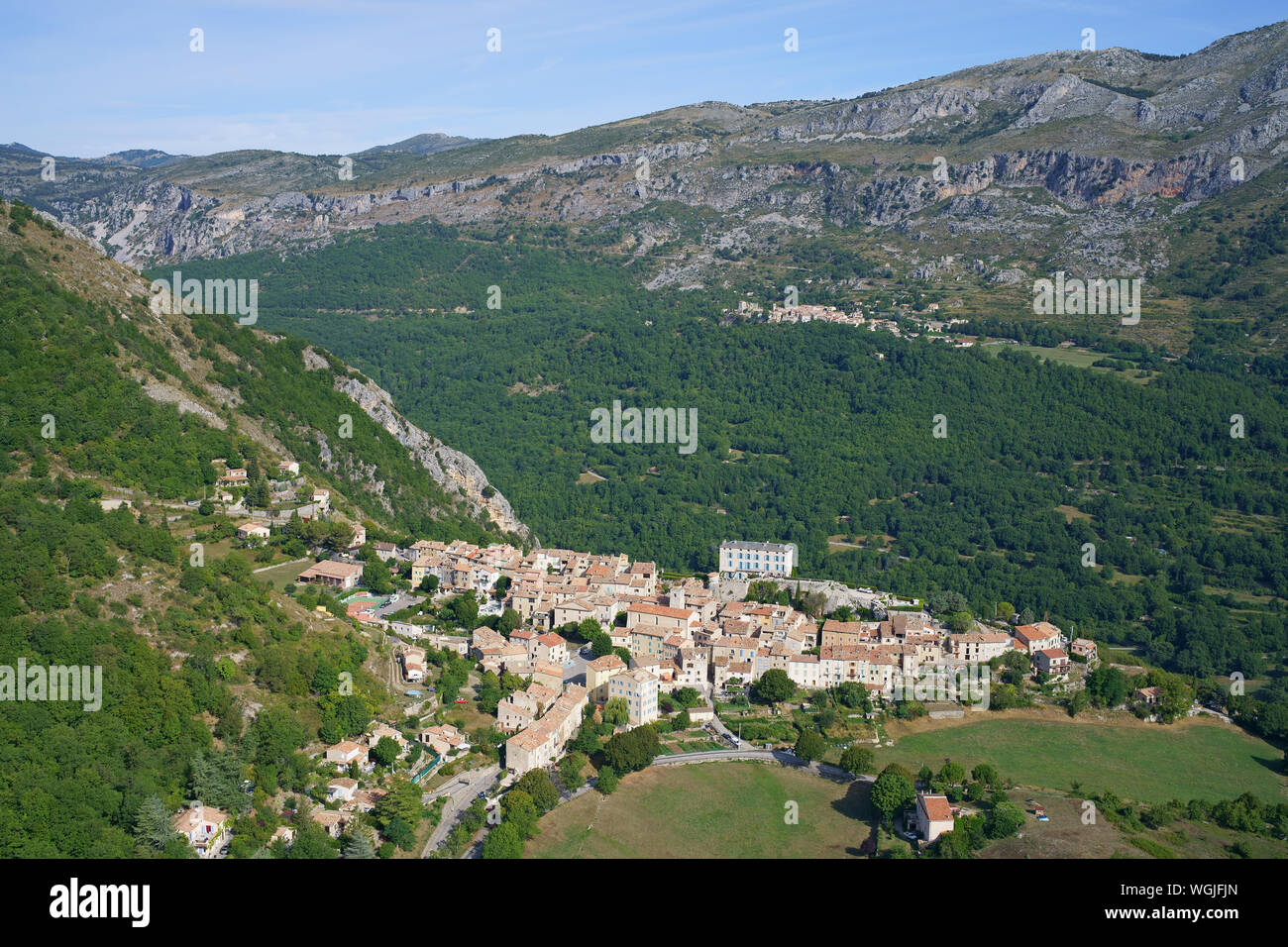 LUFTAUFNAHME. Mittelalterliches Dorf Cipières und Dorf Gréolières in der Ferne. Le Loup Valley, Alpes-Maritimes, Frankreich. Stockfoto