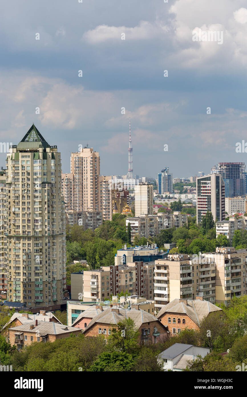 Antenne Blick von oben auf die Stadt Kiew Skyline von oben mit Fernsehturm, Kiew Innenstadt Stadtbild, der Hauptstadt der Ukraine. Stockfoto