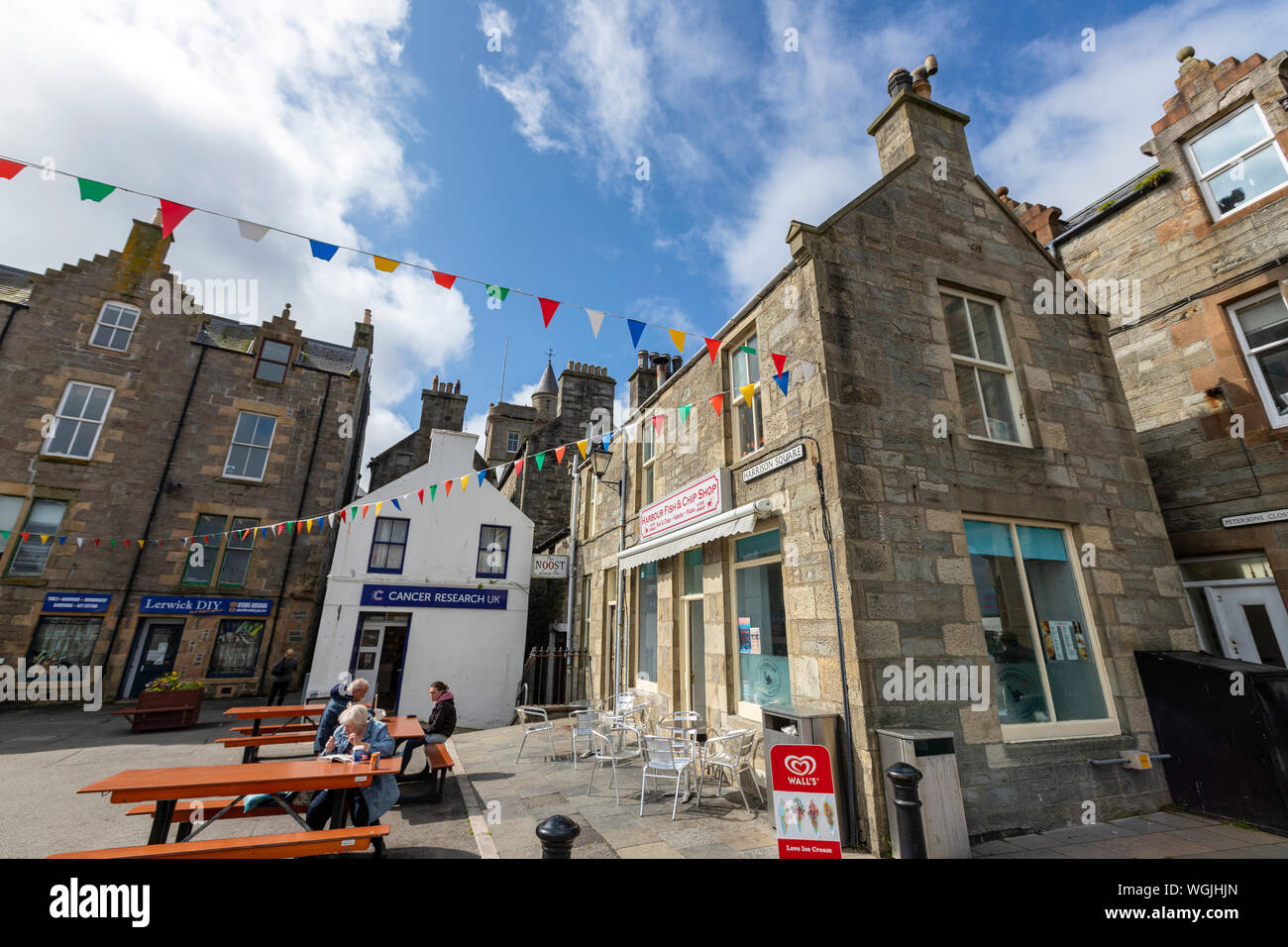 Menschen essen außerhalb Hafen Fish & Chip Shop, 7 Harrison Square, Esplanade, Lerwick, Mainland, Shetland, Schottland, Großbritannien Stockfoto