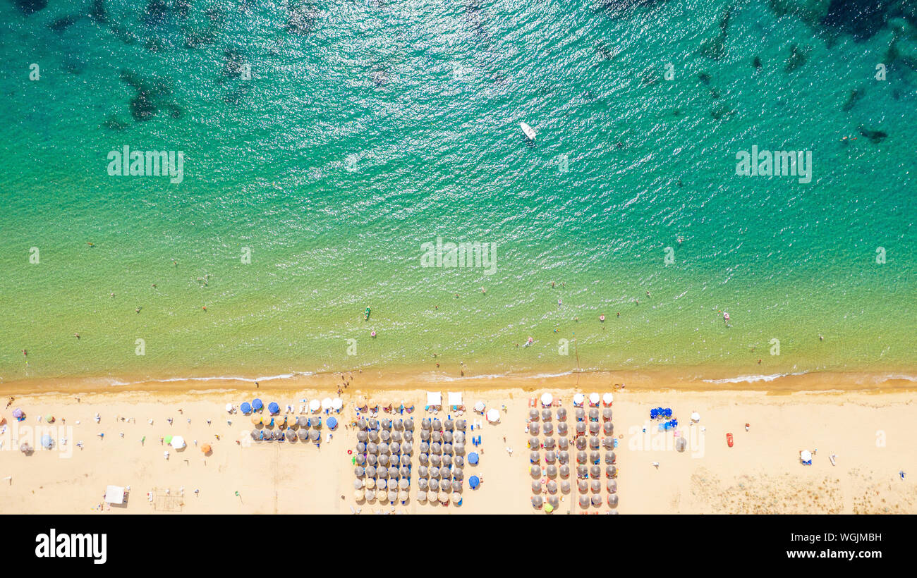 Luftaufnahme von Flying Drone von Menschen Menge Erholung am Strand in Griechenland. Stockfoto